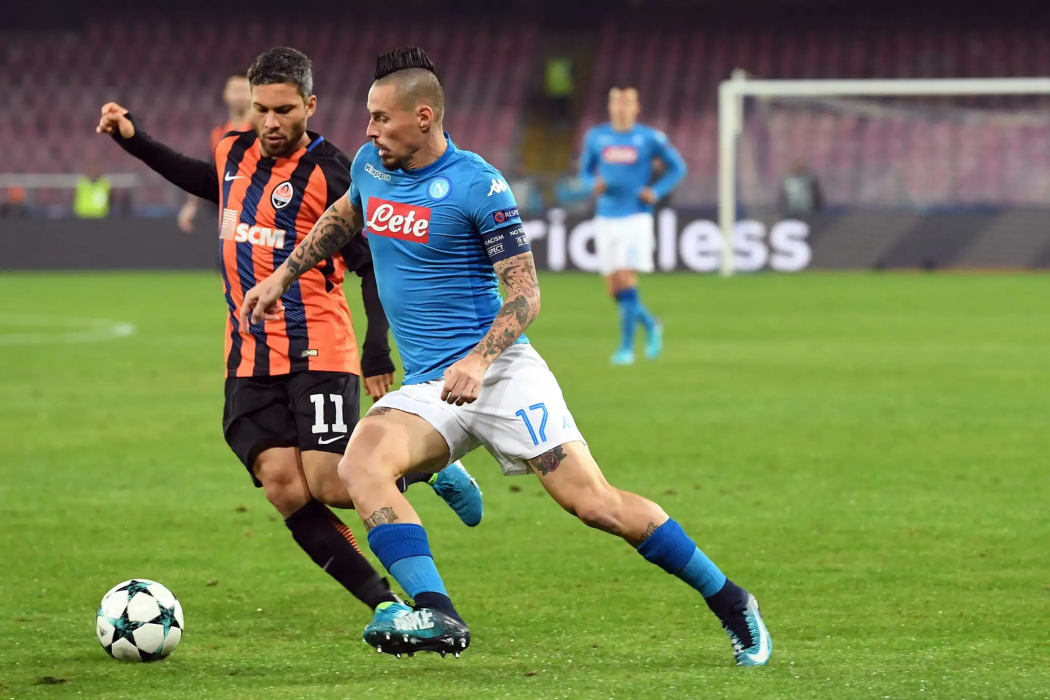 Kapitán Neapola Marek Hamšík (vpravo) bojuje s Marlosom zo Šachtaru o loptu v dueli LM.