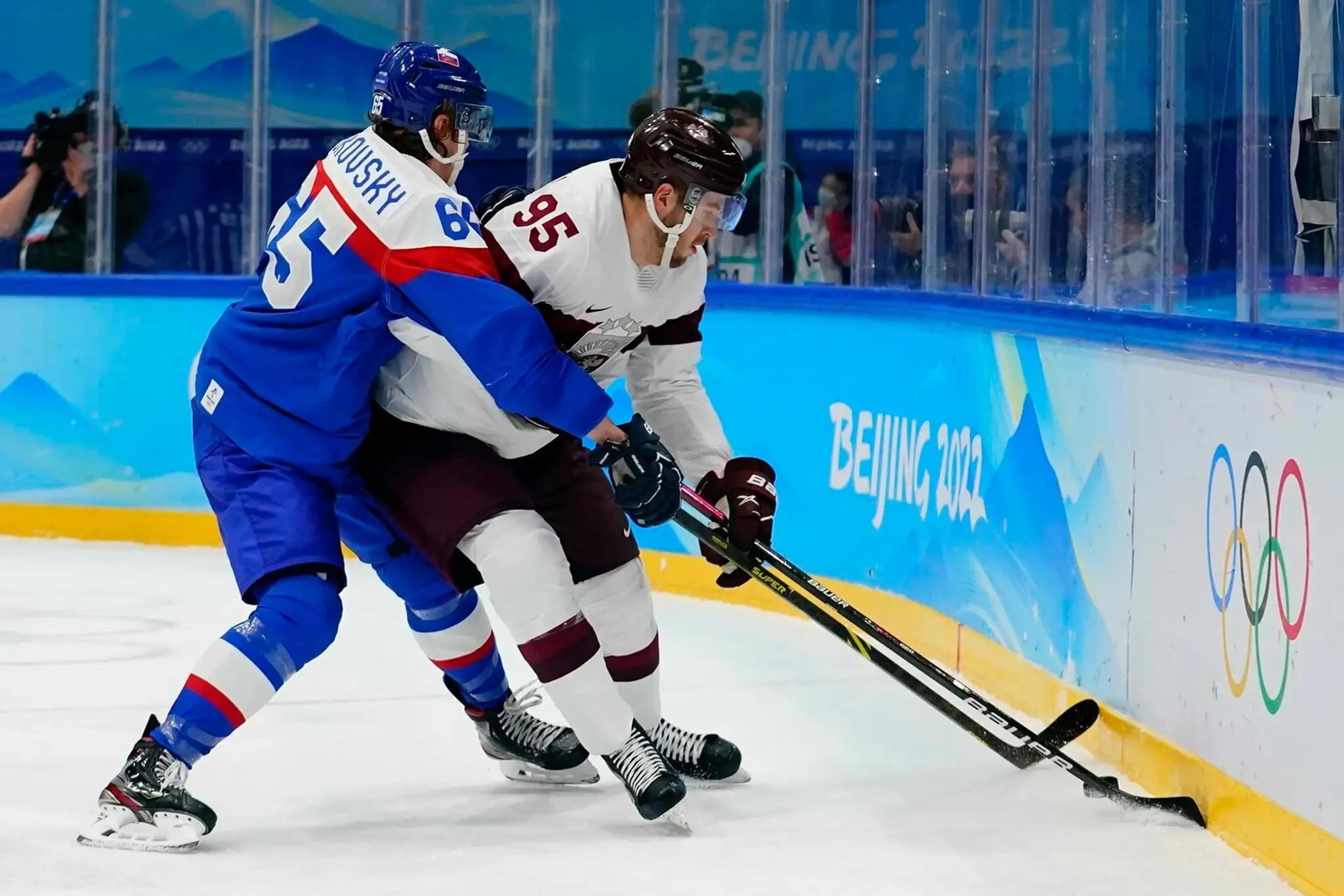Zľava Michal Čajkovský a Lotyš Oskars Batna v zápase na ZOH 2022.