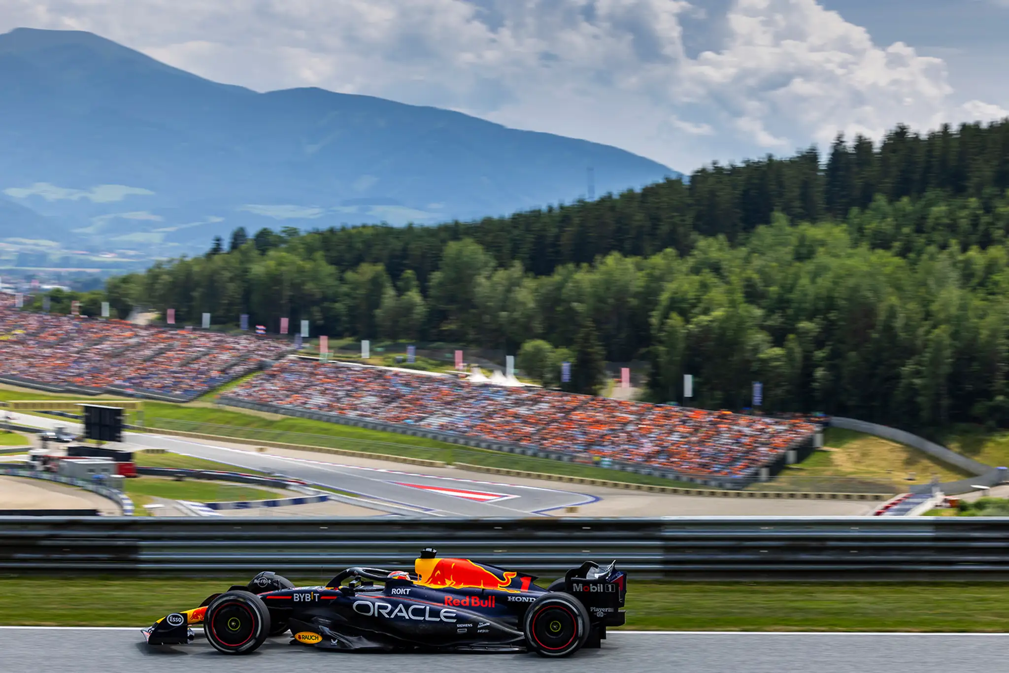 Max Verstappen na Red Bulle na okruhu v Rakúsku.