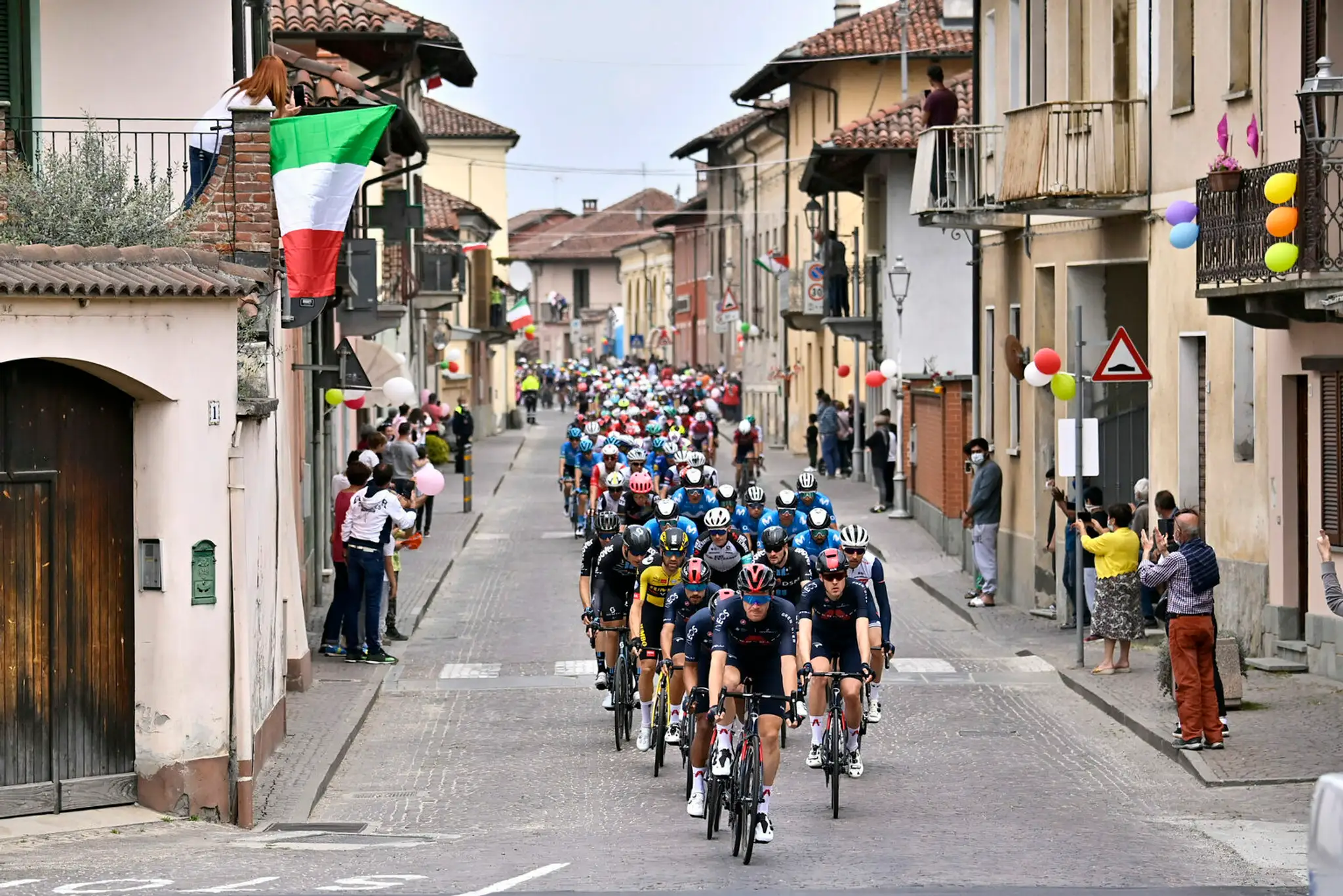 Pelotón v 2. etape Giro d'Italia.