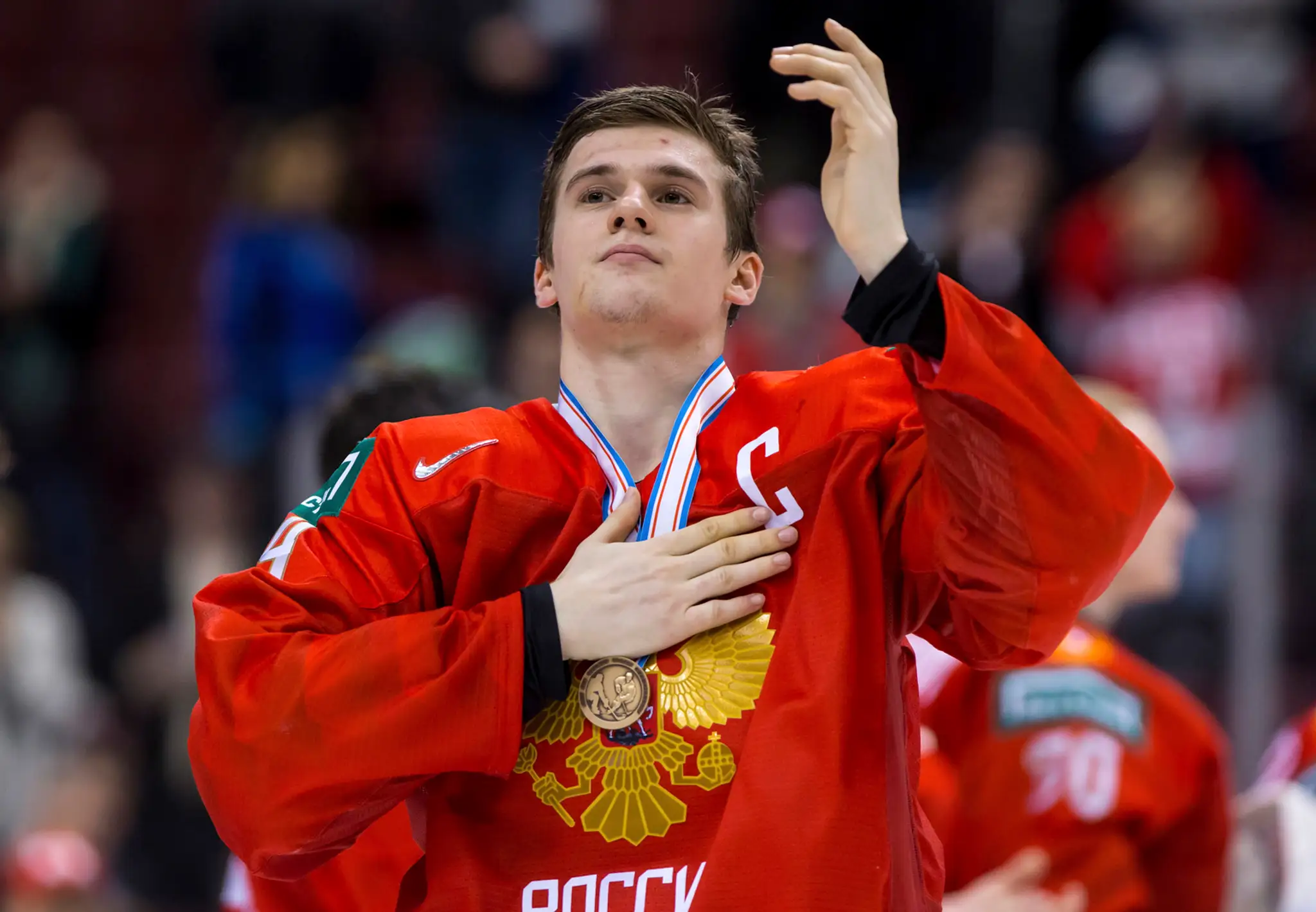 Zľava Rus Vasili Podkolzin a Švajčiar Tim Berni v zápase o bronz na MS do 20 rokov.