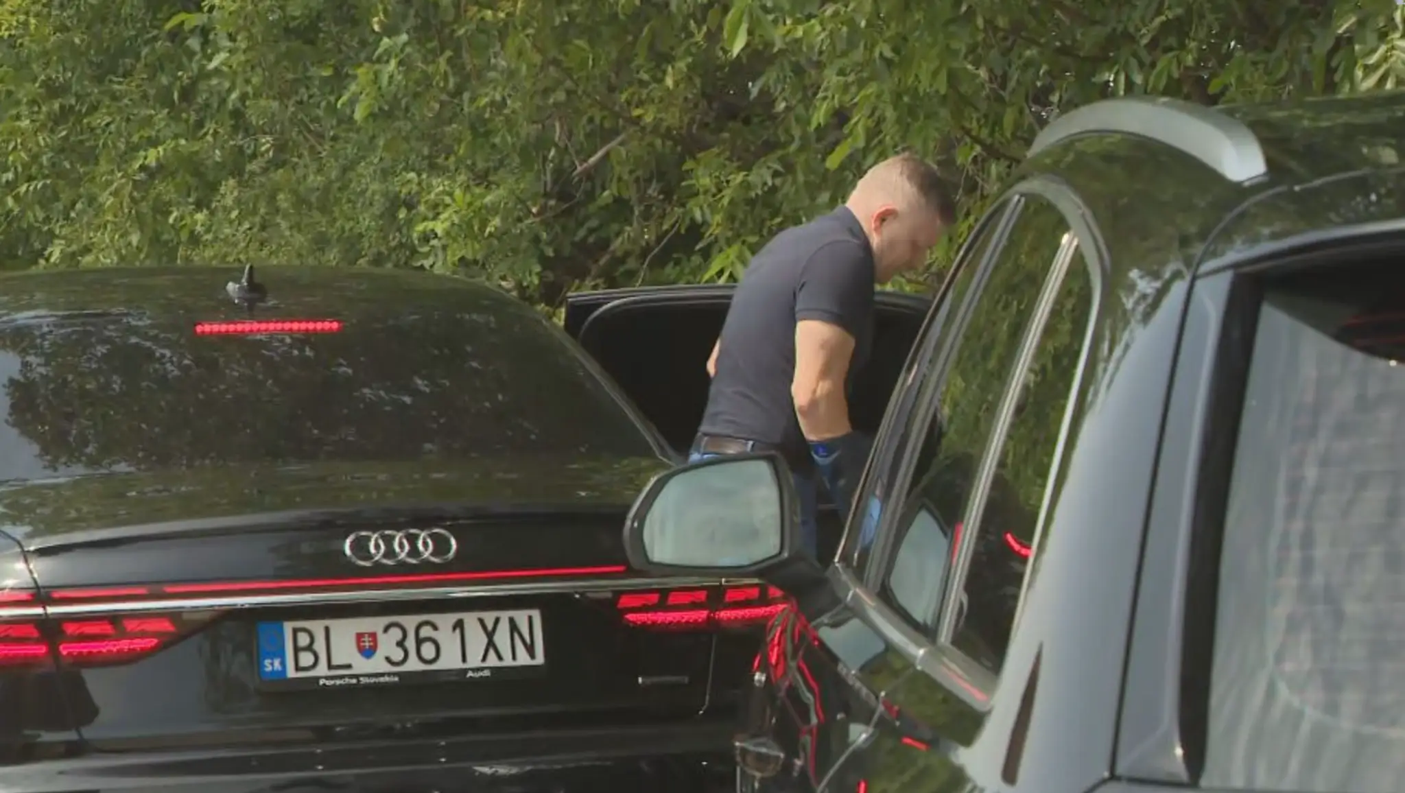 Robert Fico prichádza na tlačovú konferenciu.