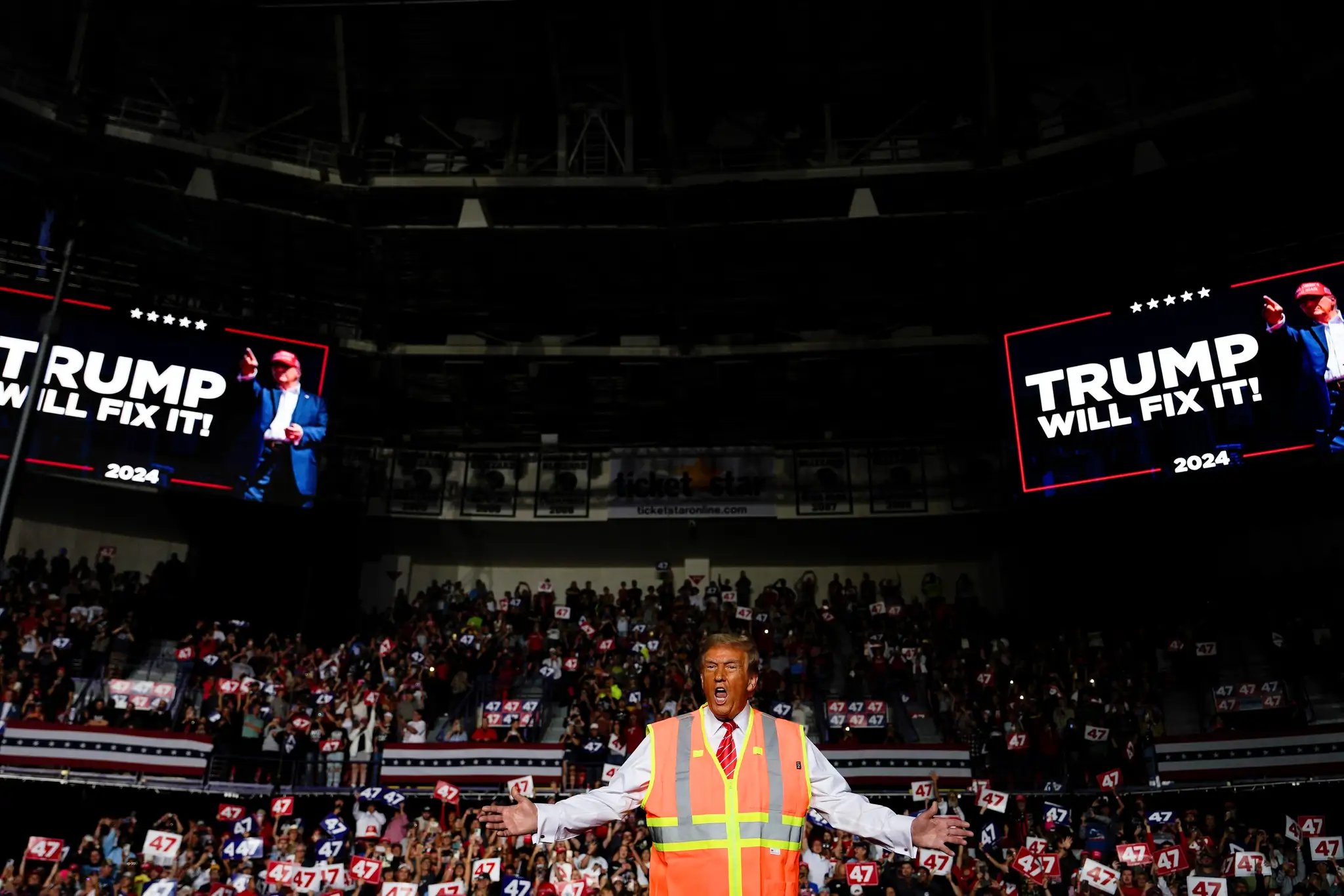 Donald Trump v smetiarskej reflexnej veste.