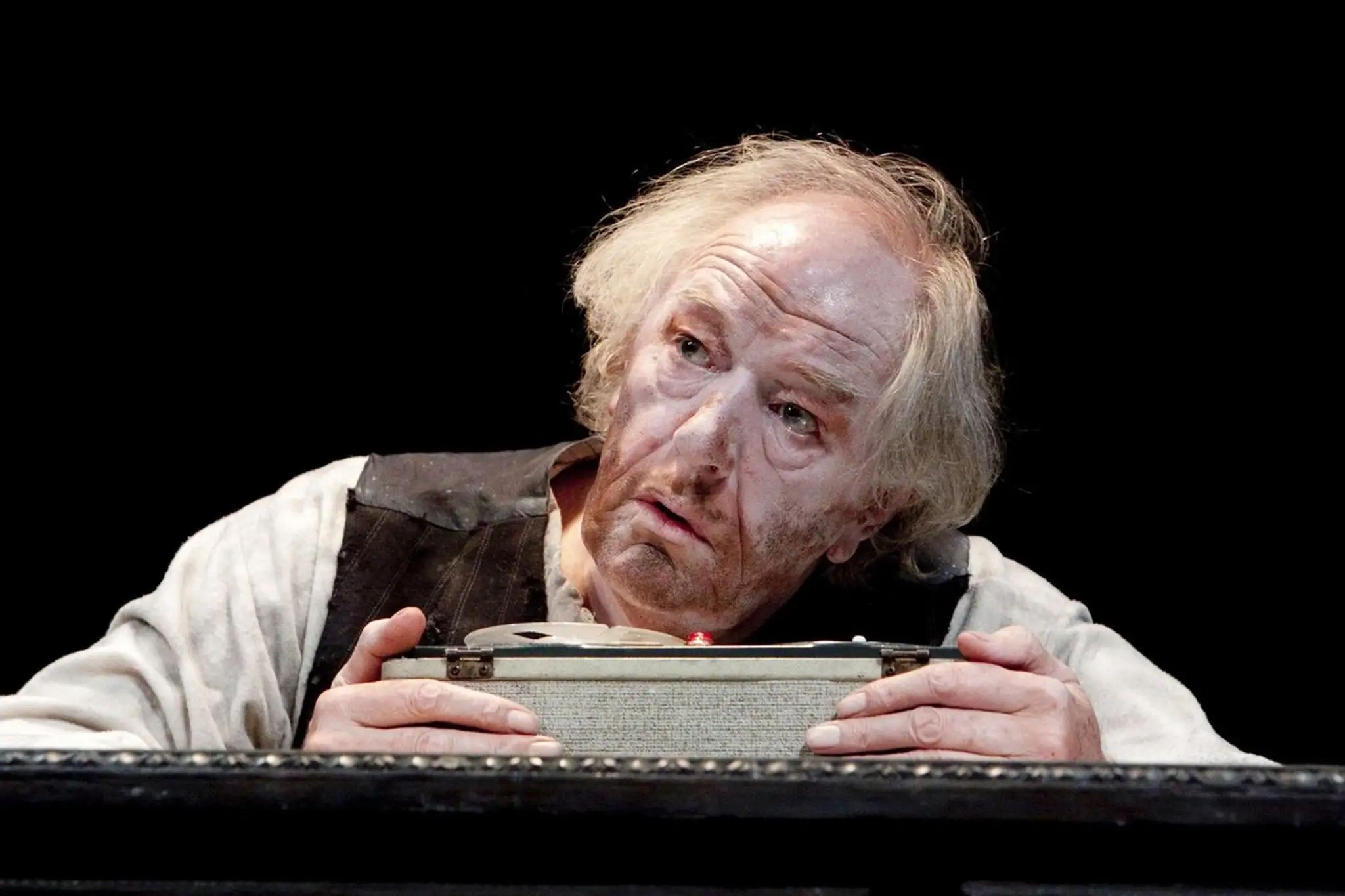 Michael Gambon v divadelnej hre Krapp od Samuela Becketta.
