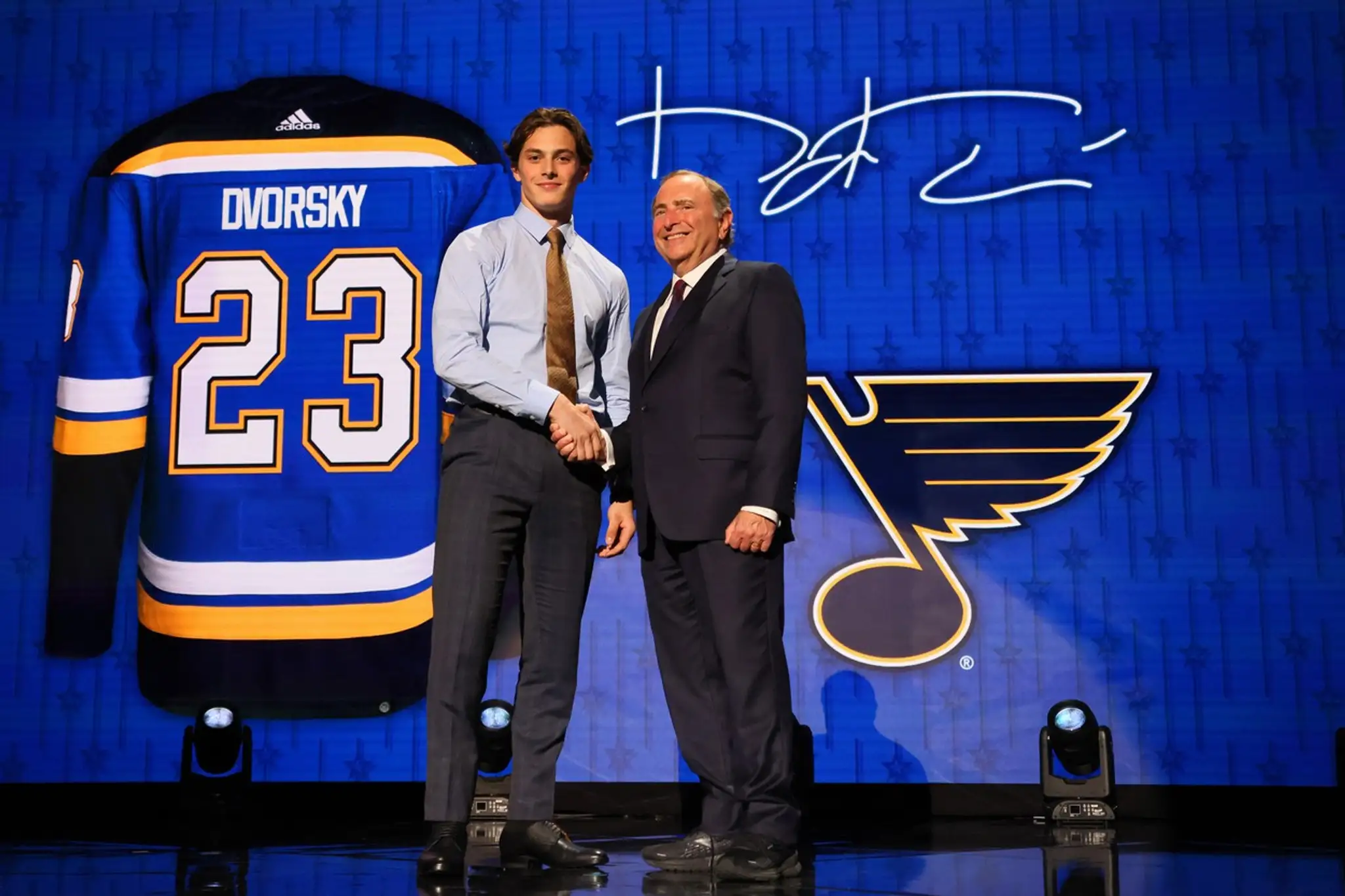 Zľava Dalibor Dvorský a šéf NHL Gary Bettman počas draftu 2023.