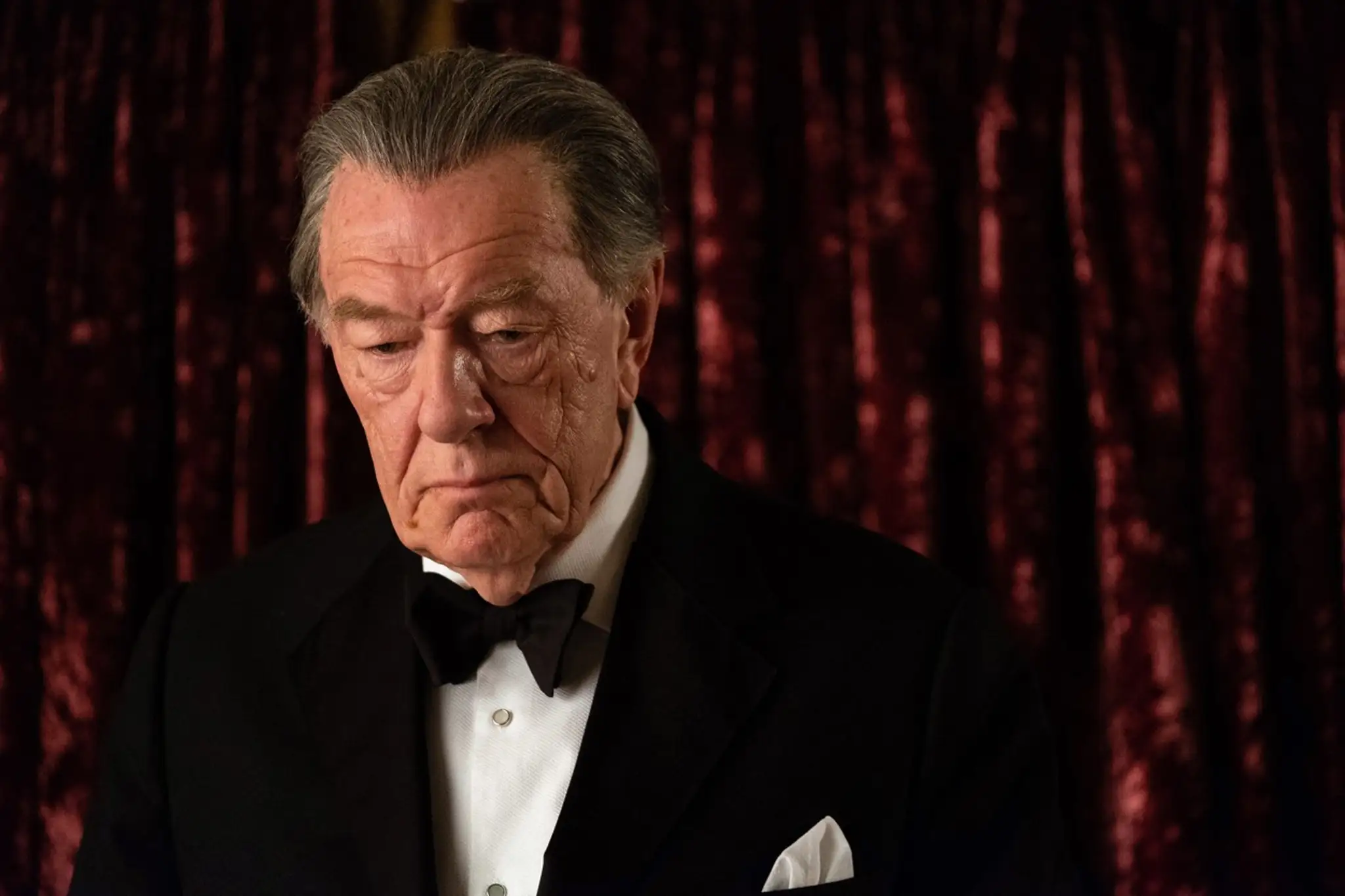 Michael Gambon ako Rupert Goold vo filme Judy (2019).