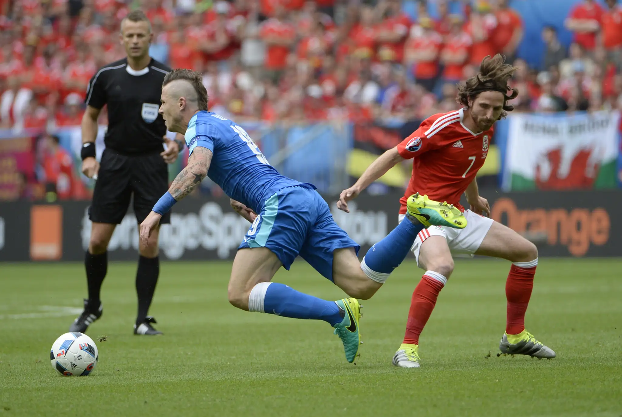 Na snímke vľavo Juraj Kucka (Slovensko) a Joe Allen (Wales) v drsnom súboji v zápase B-skupiny na ME vo Francúzsku.