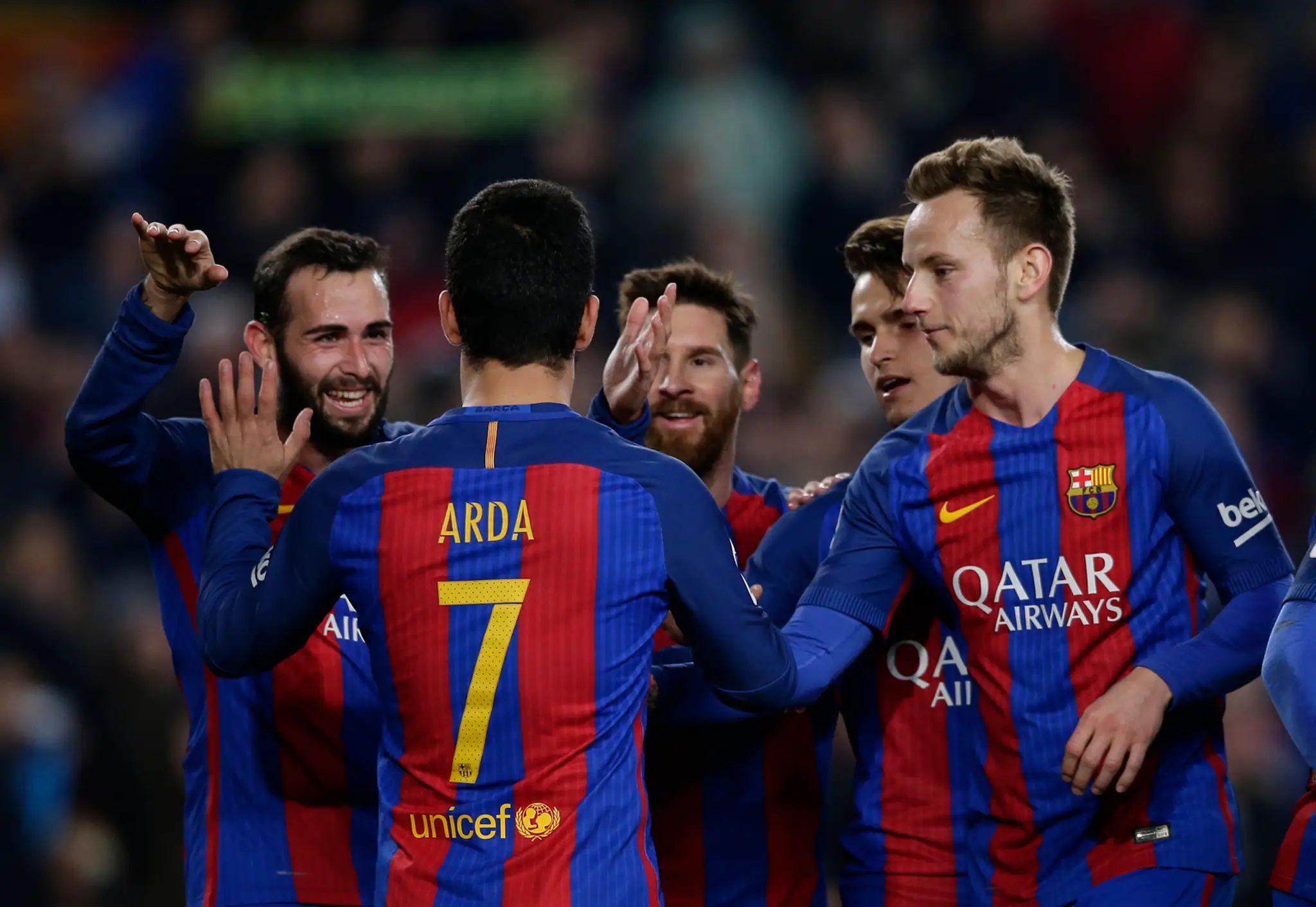 Arda Turan (v strede) sa so spoluhráčmi z FC Barcelona raduje z gólu v sieti San Sebastianu v odvete štvrťfinále Kráľovského poh