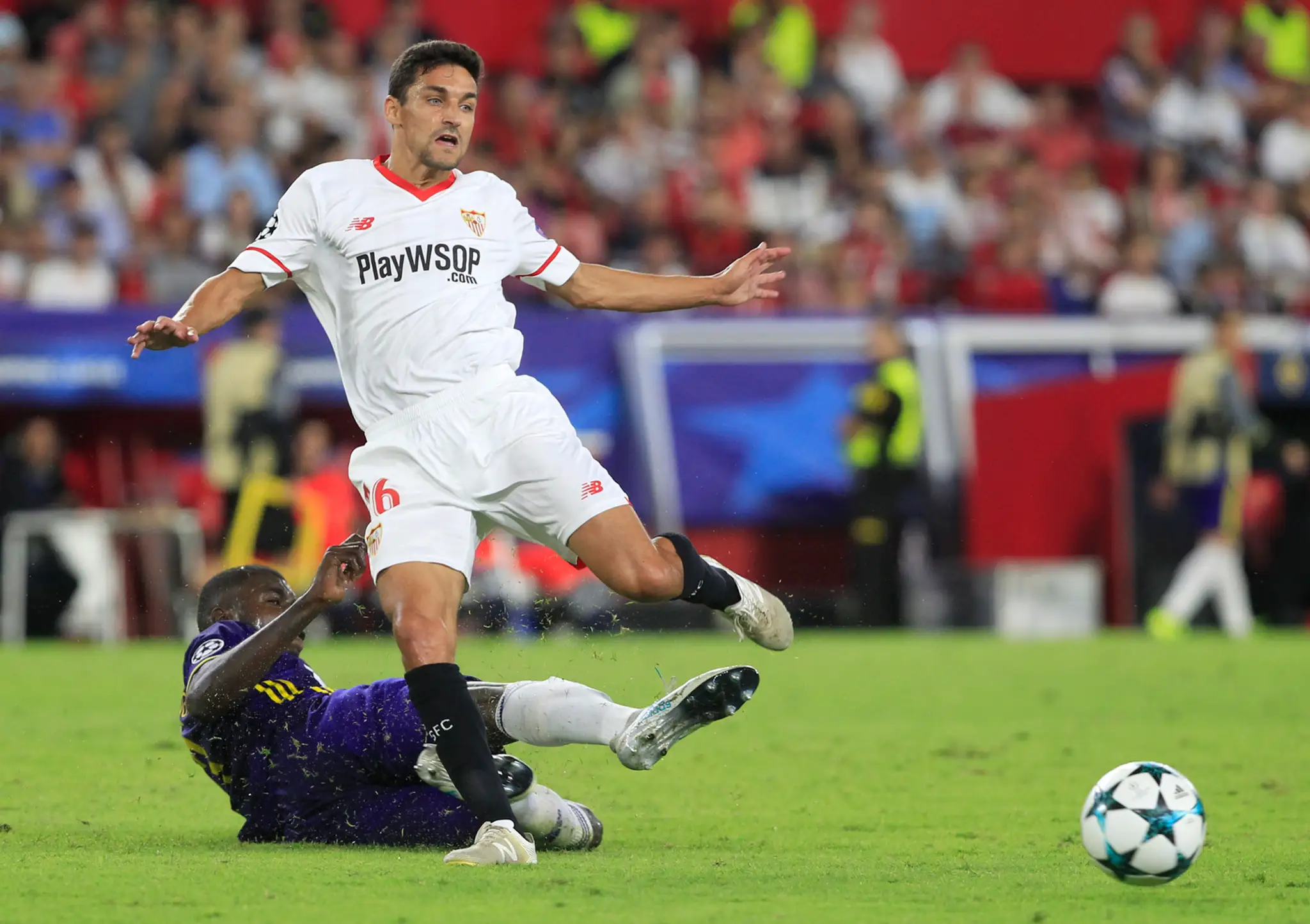 Radamel Falcao z Monaka si drží loptu v dueli LM proti Portu.