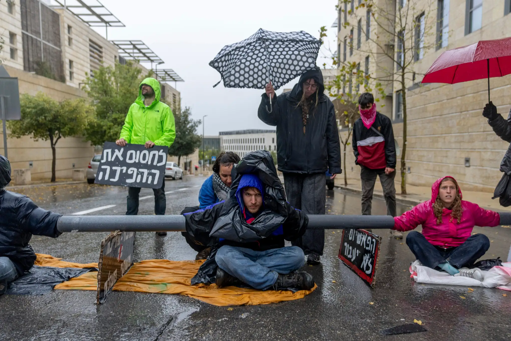 Protestujúci aktivisti blokujú cestu v Jeruzaleme.