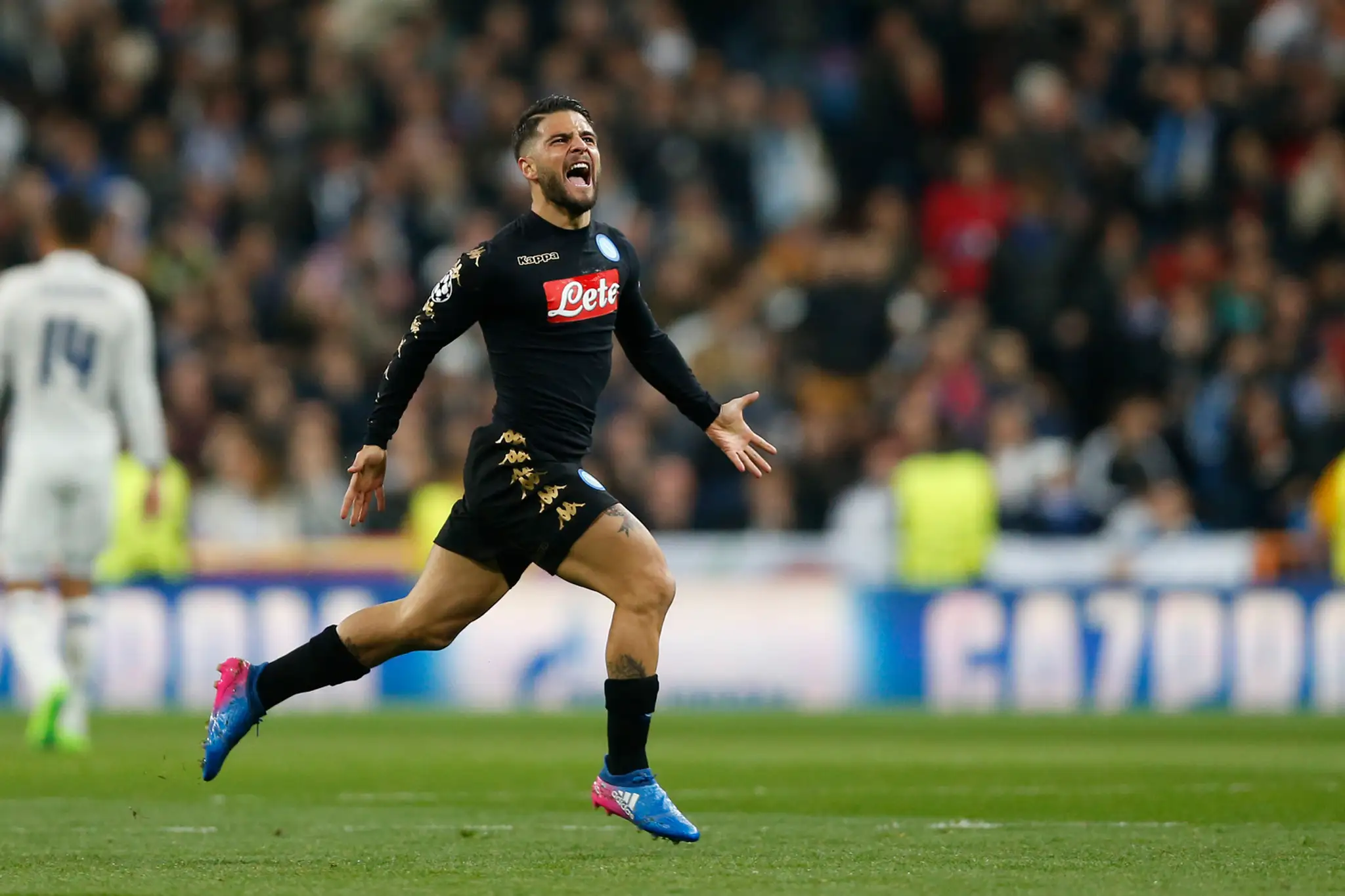 Nadšený Lorenzo Insigne z Neapola oslavuje svoj gól v osemfinále LM proti Realu Madrid.