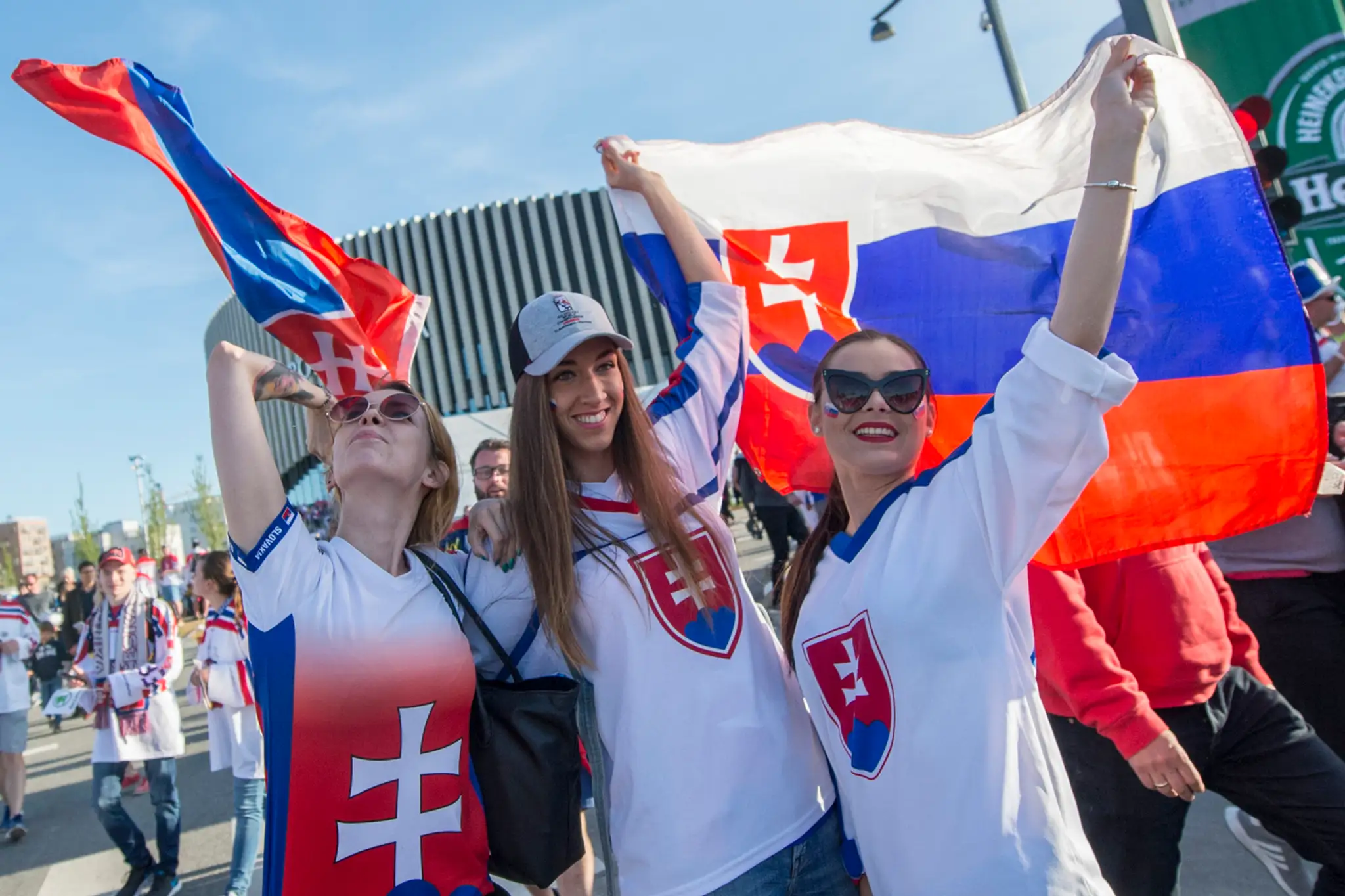 Na snímke slovenské fanúšičky pred zápasom MS 2018 proti Švajčiarsku.