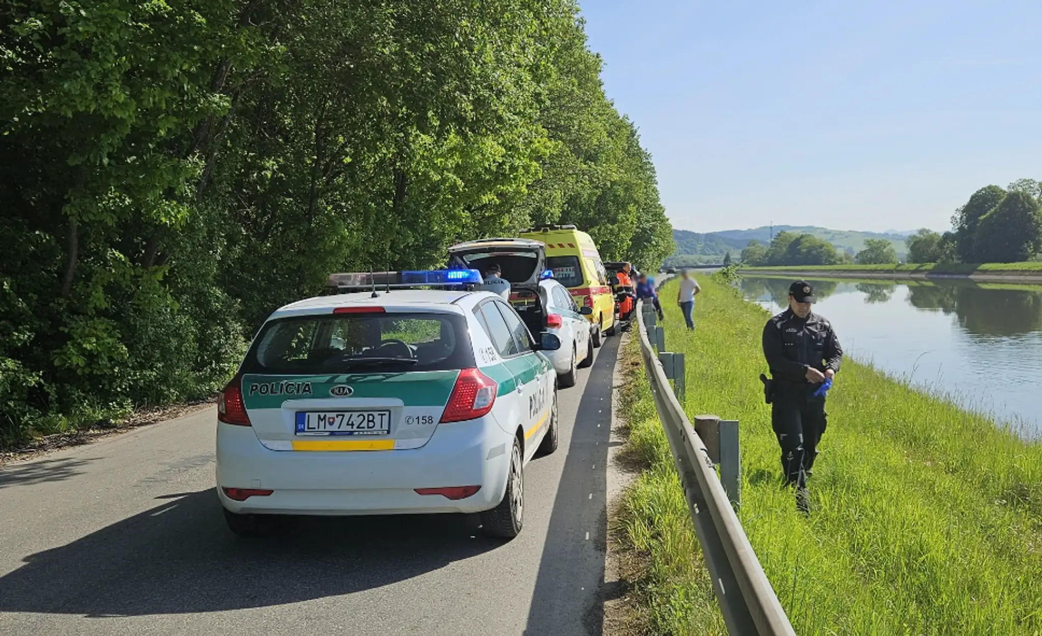 Polícia, hasiči a záchranári na mieste nálezu tela bez známok života v kanáli pri Bytči.