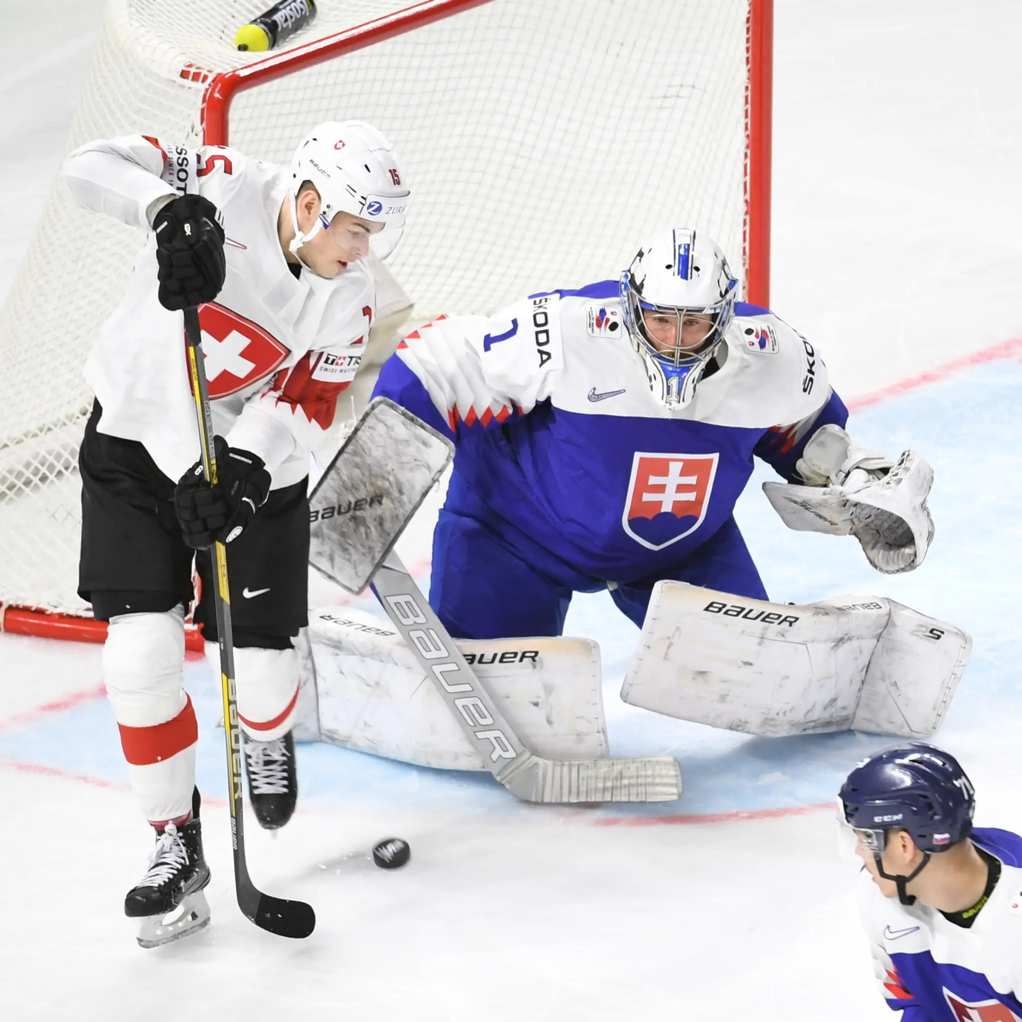 Gólman Slovenska Marek Čiliak chytá puk pred Gregorym Hoffmannom zo Švajčiarska v zápase MS 2018.