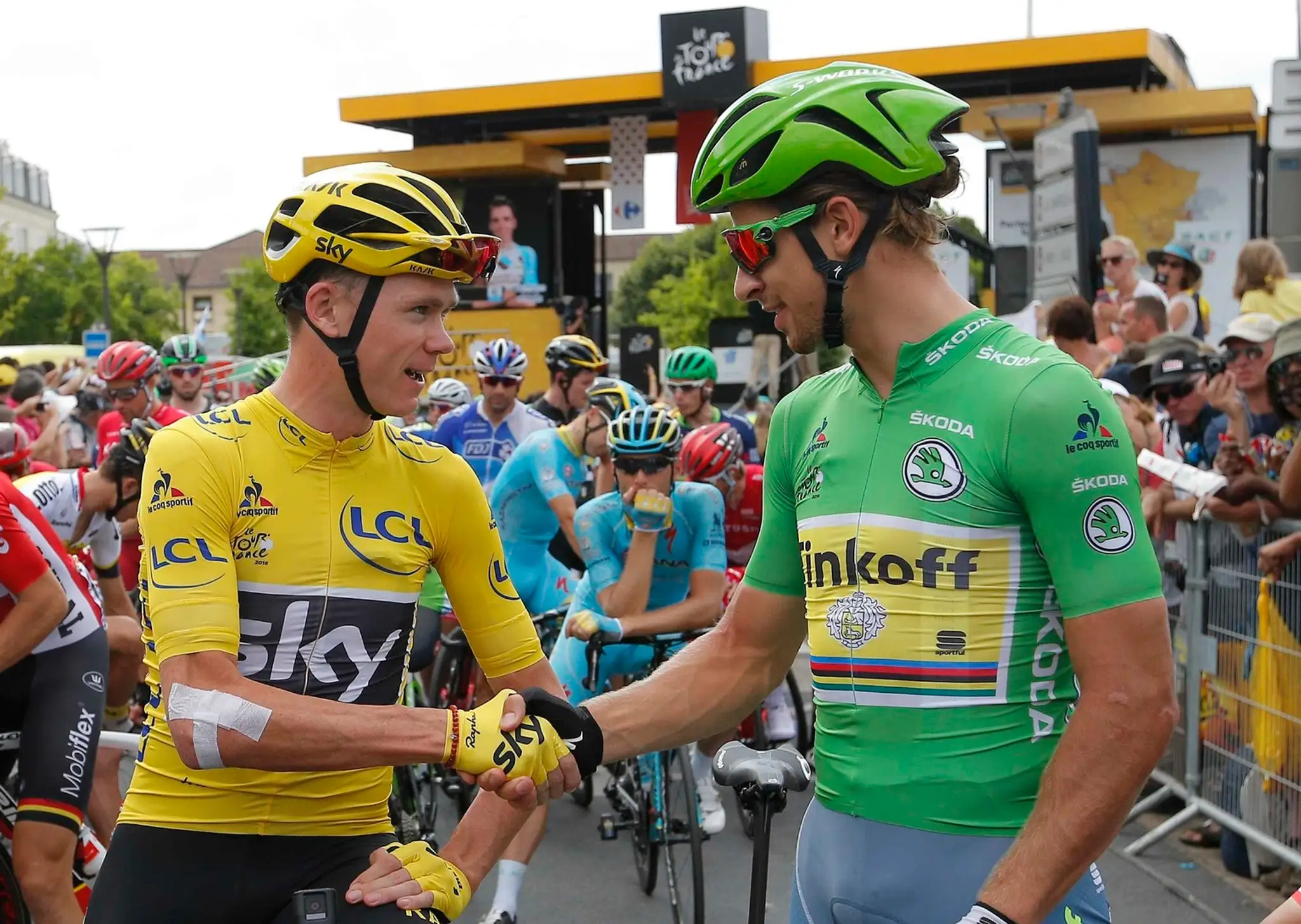 Chris Froome a Peter Sagan. Dvaja najlepší pretekári Tour de France 2016 si podávajú pred záverečnou etapou ruky.