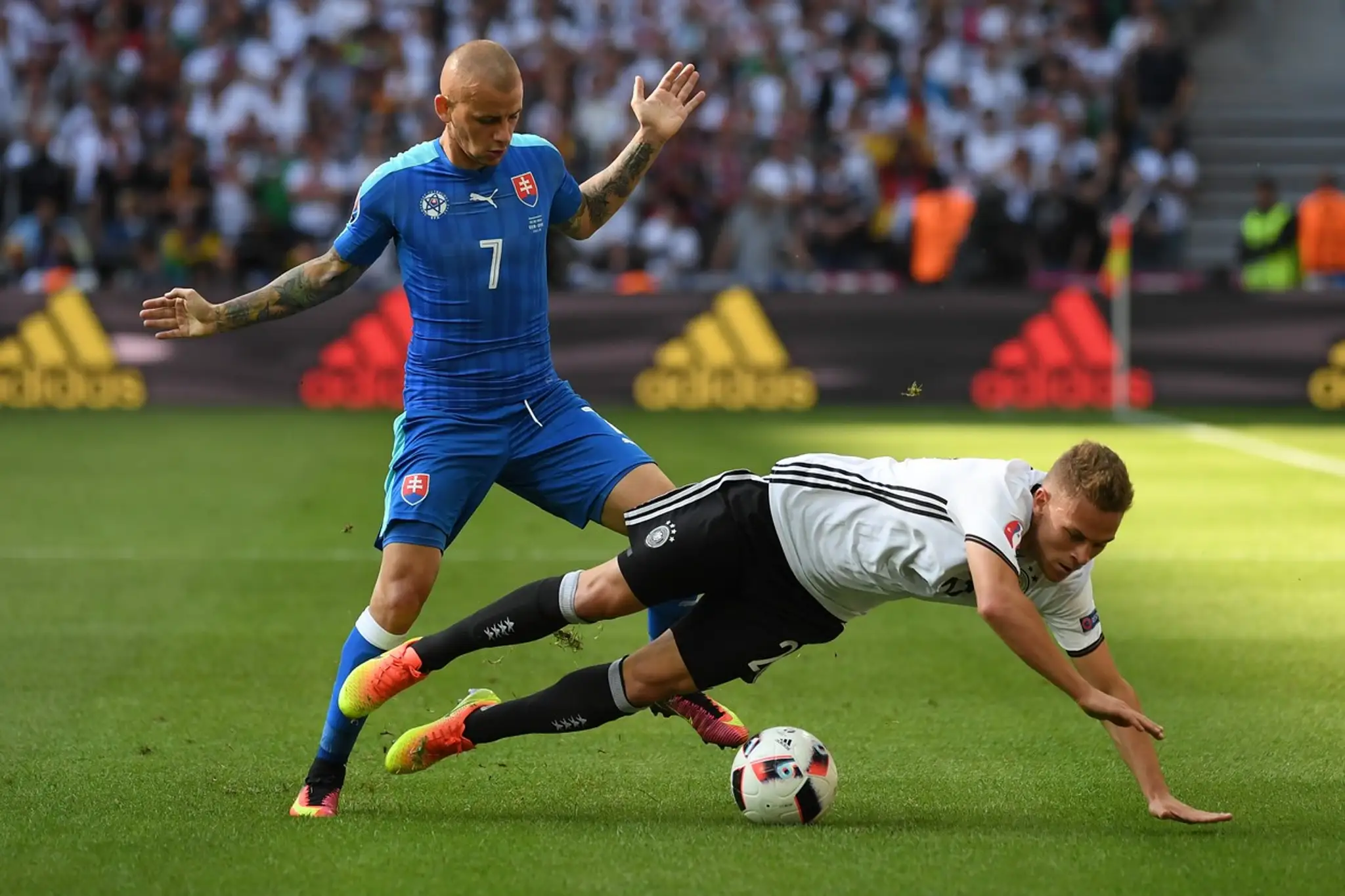 Aj jeden z najlepších krajných obrancov sveta Joshua Kimmich, paradoxne hrajúci v strede zálohy