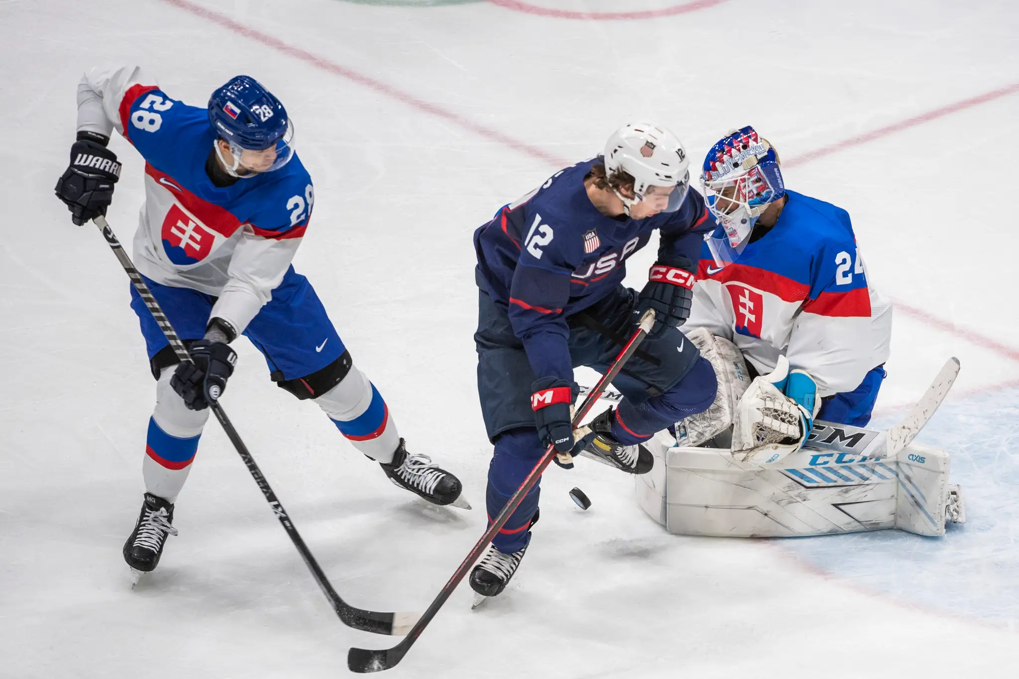 Zľava Martin Gernát, hráč USA Sam Hentges a Patrik Rybár vo štvrťfinále ZOH 2022.
