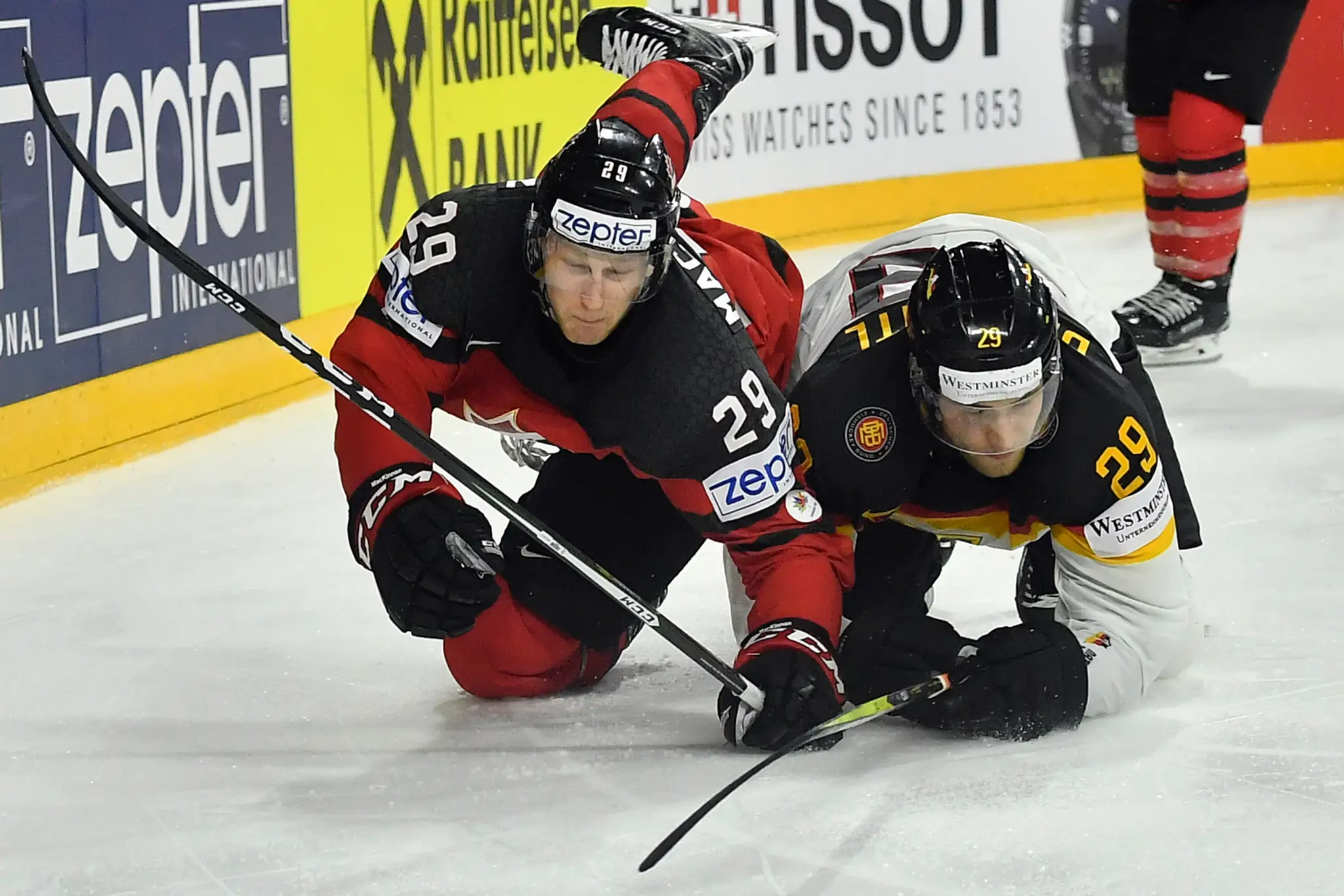 V súboji o puk Nathan Mackinnon (vľavo) z Kanady a Nemec Leon Draisaitl vo štvrťfinále MS 2017.