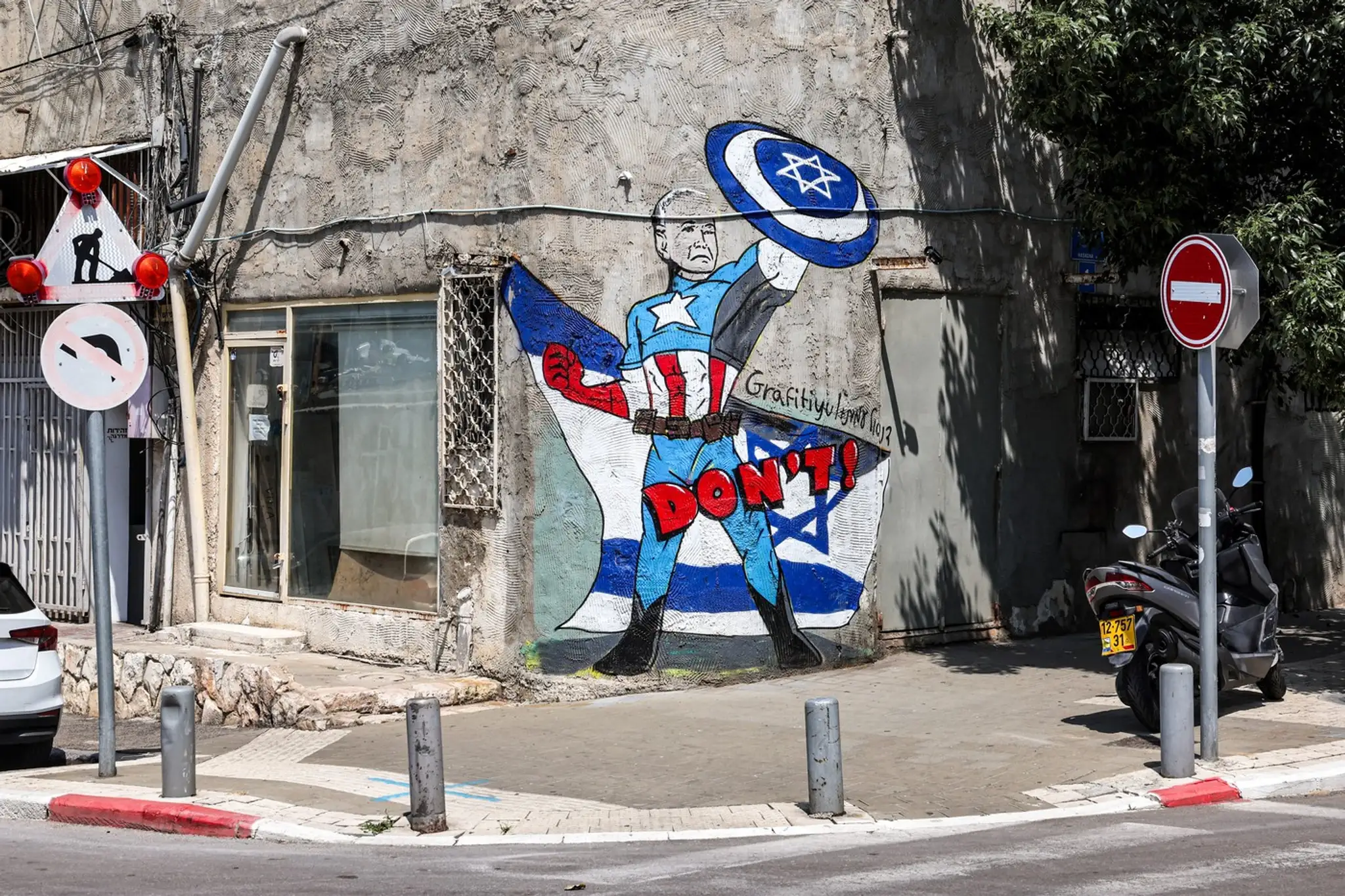 Grafiti na stene v Tel Avive zobrazujúce amerického prezidenta ako ochrancu Izraela.