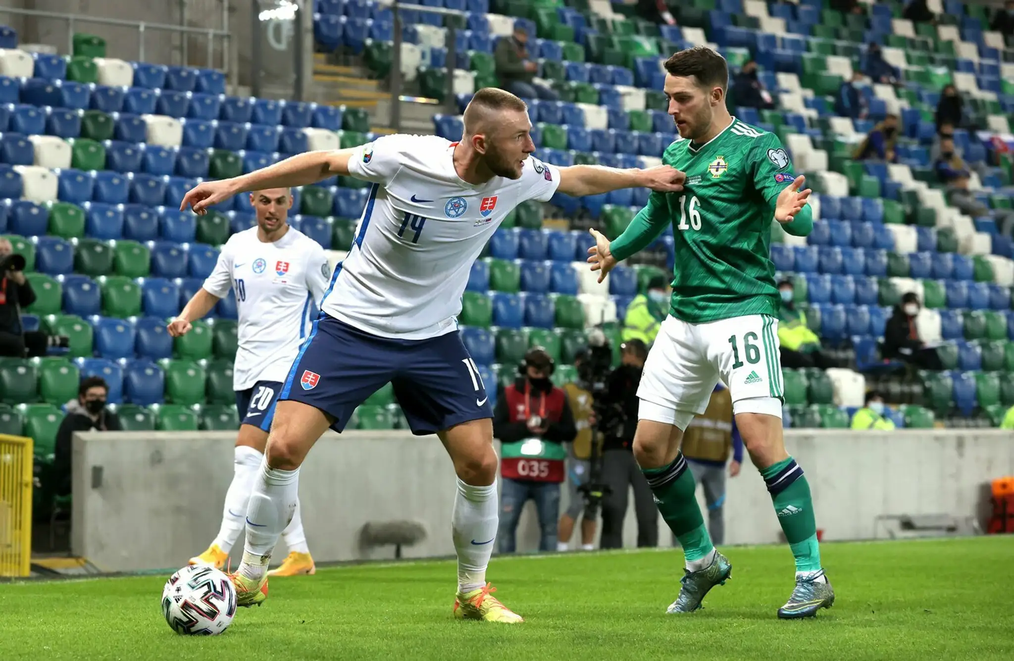 Sprava Peter Pekarík a Severoír Steven Davis bojujú o loptu vo finále play off EURO 2020.