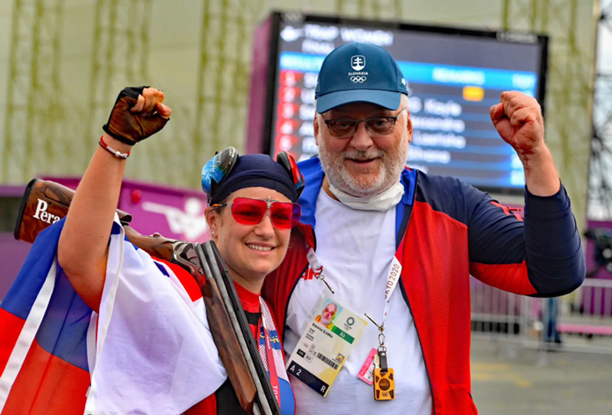 Zuzana Rehák Štefečeková a tréner Branislav Slamka sa tešia zo zisku zlatej medaily po triumfe vo finále trapu.