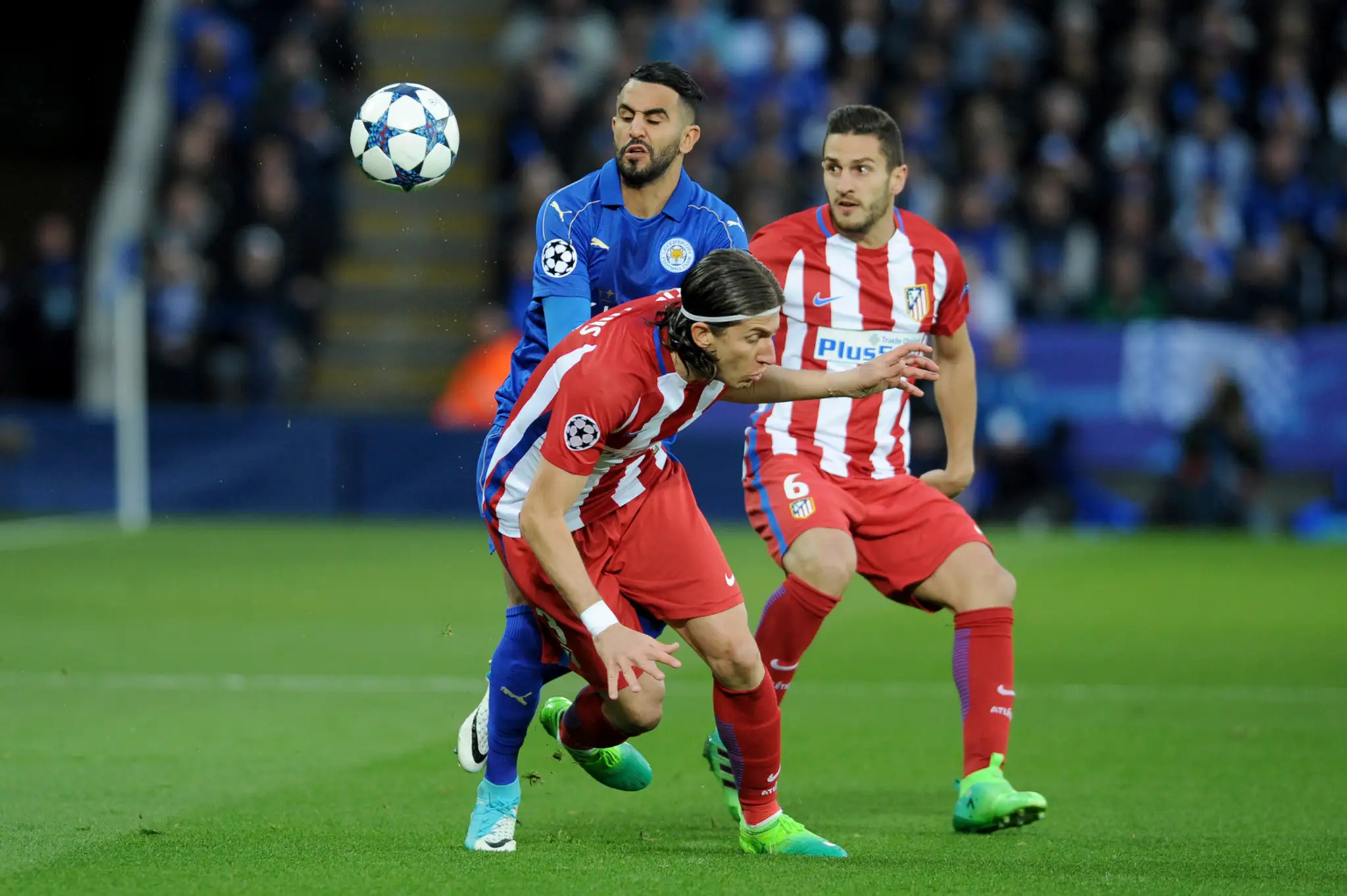 Riyad Mahrez (v modrom) z Leicestru bojuje o loptu v odvetnom štvrťfinále LM proti Atléticu s Kokem (vpravo) a Filipe Luísom.