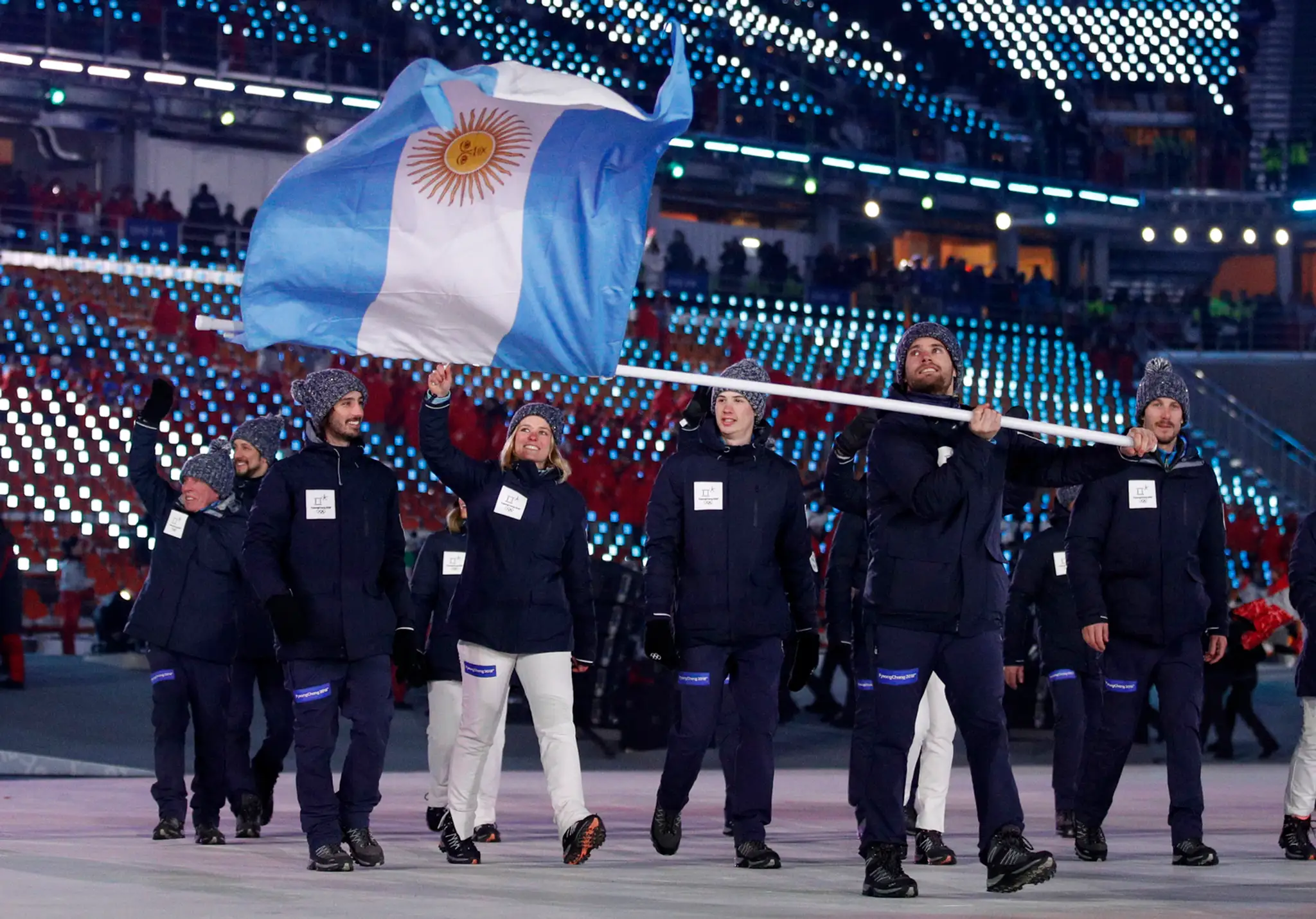 Biatlonista Martin Fourcade nesie vlajku Francúzska na otváracom ceremoniáli ZOH 2018.