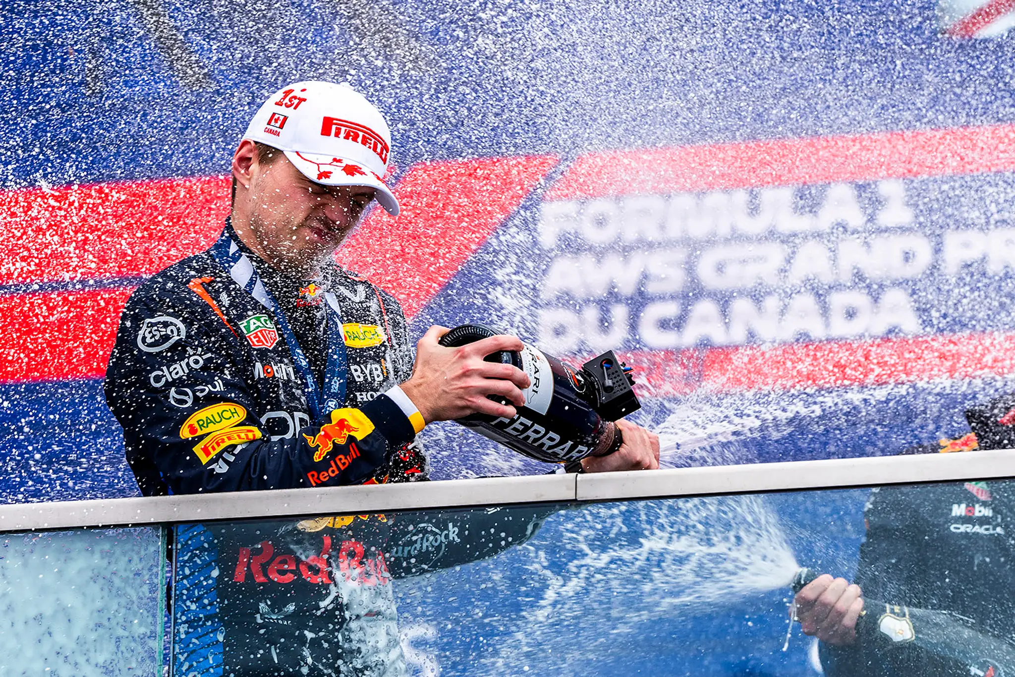 Holanďan Max Verstappen oslavoval v Kanade triumf.
