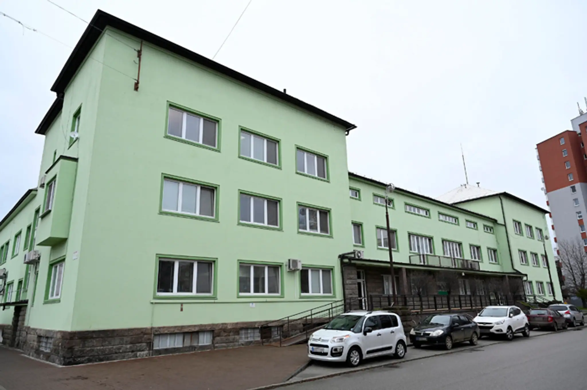 Mladí herci na nakrúcaní vianočného klipu