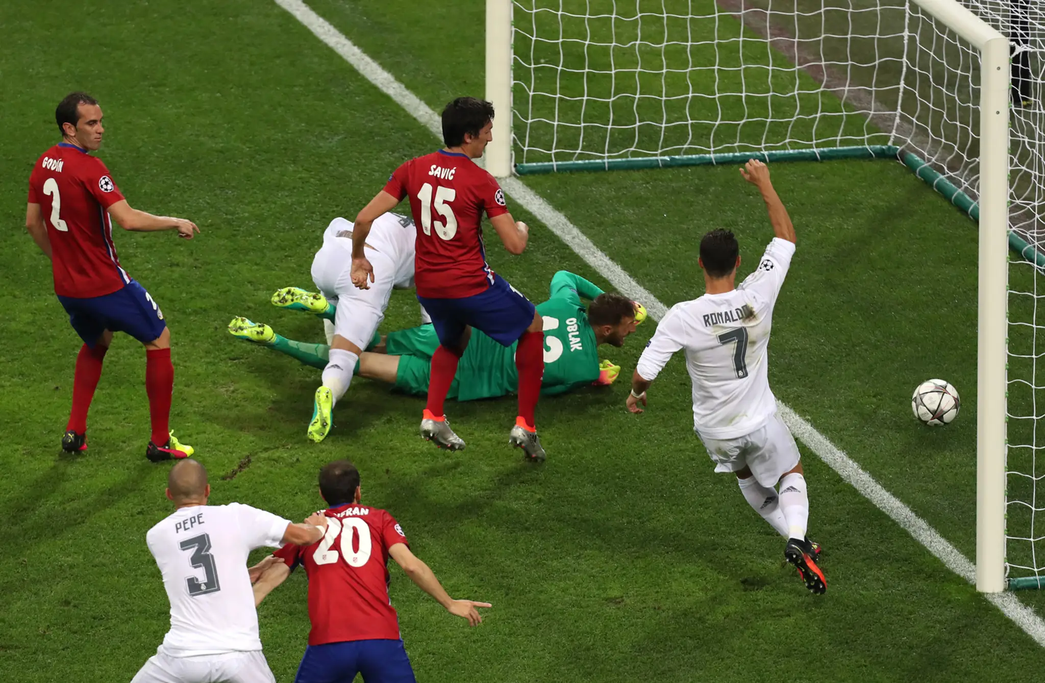 Sergio Ramos poslal Real Madrid do vedenia vo finále Ligy majstrov.