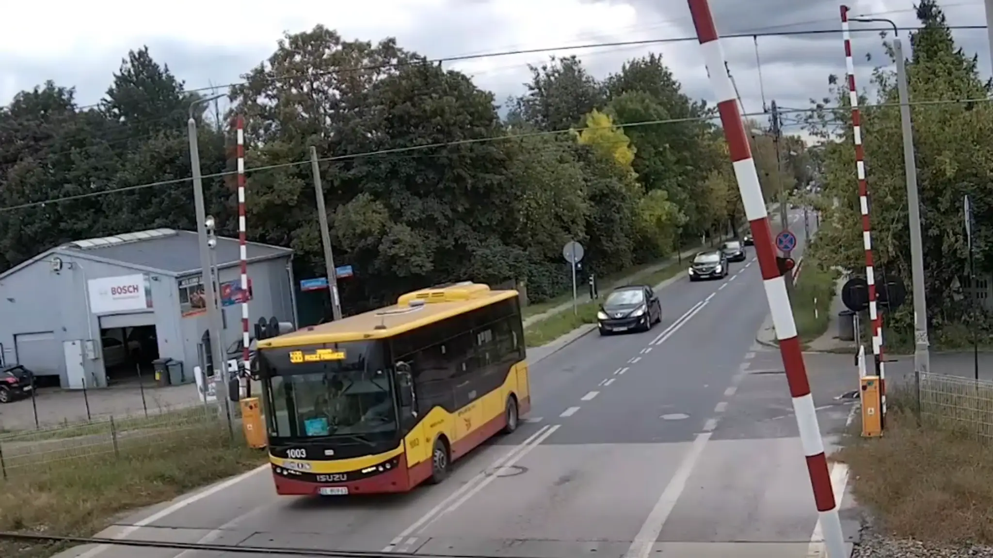 Autobus uviazol medzi závorami
