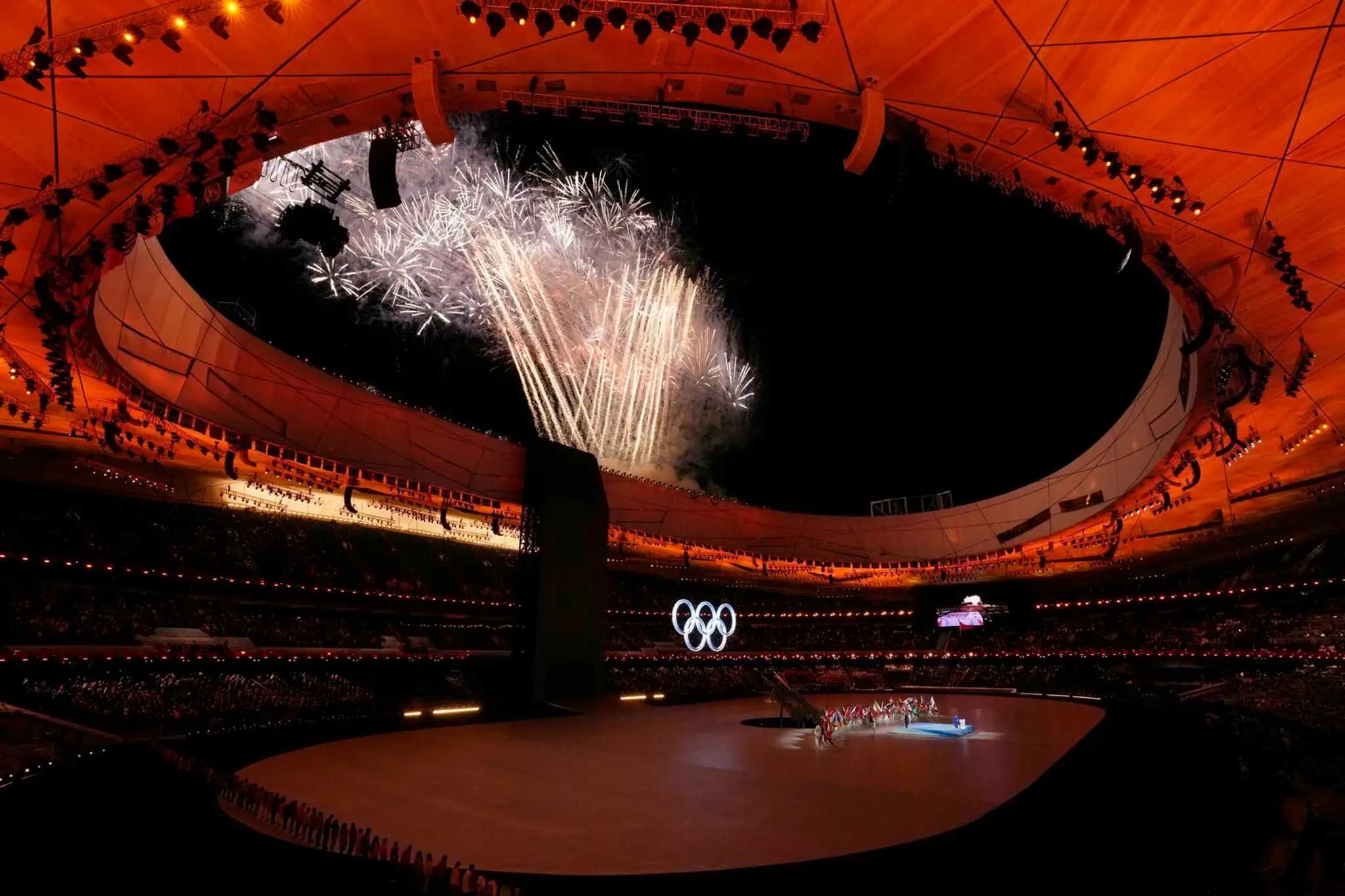 Ohňostroj počas otváracieho ceremoniálu ZOH 2022.