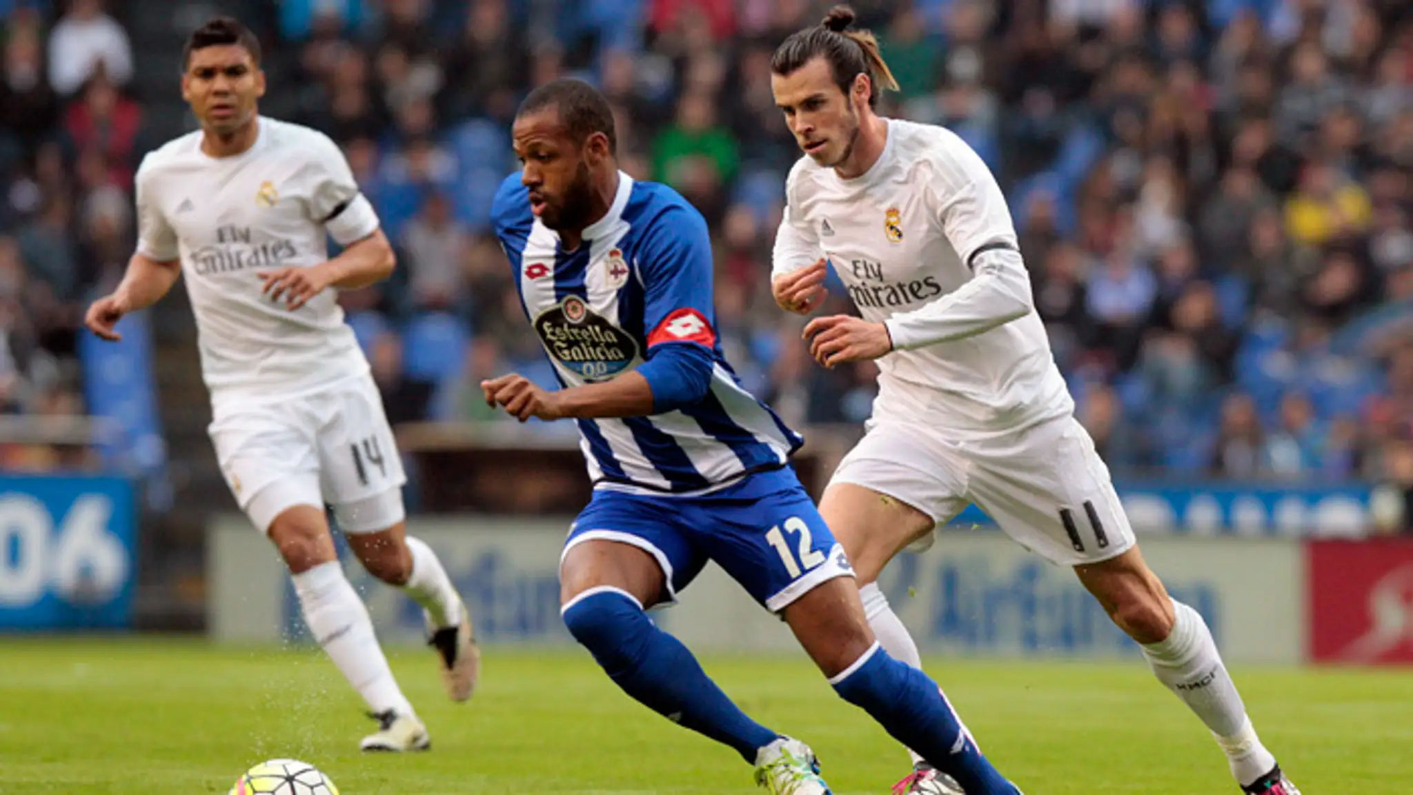 Hráč Deportivo La Coruňa Sidney v súboji Garethom Baleom (Real Madrid).