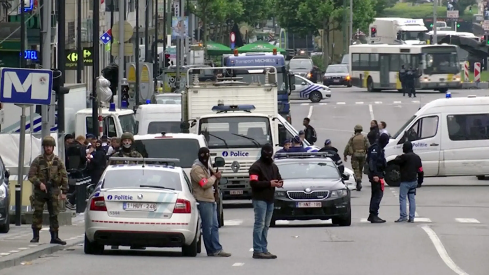 Policajti a policajné autá stoja na uzatvorenej ulici v centre Bruselu.