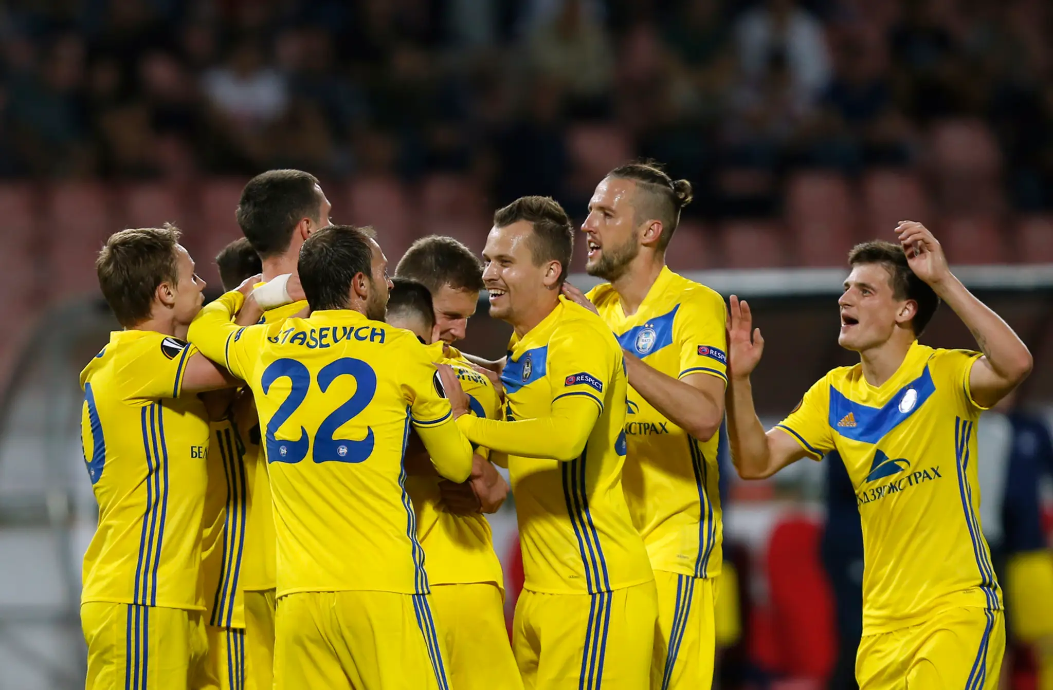 Nikolaj Signevič je v klbku spoluhráčov z BATE Borisov po góle v dueli EL proti Červenej hviezde Belehrad.