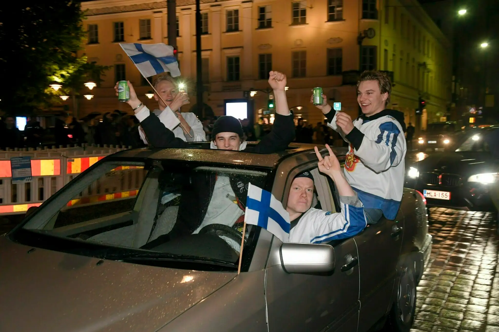Fínski fanúšikovia oslavujú zisk majstrovského titulu v hokeji 26. mája 2019 v Helsinkách.