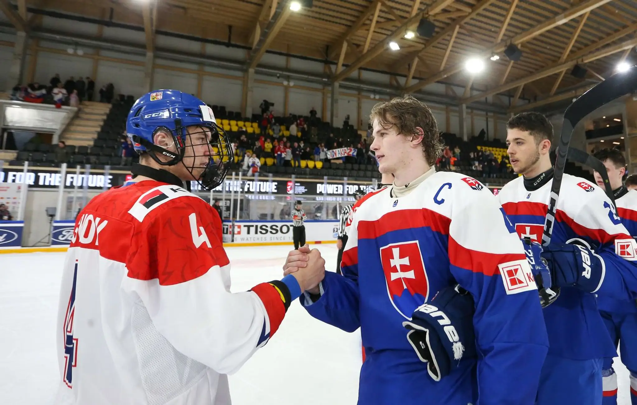 Kapitán Slovenska do 18 rokov Maxim Štrbák si podáva ruku s českým hráčom po dueli na MS.