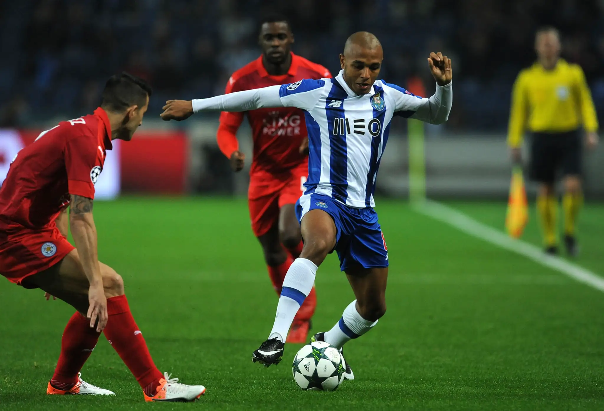 Yacine Brahimi (v strede) z FC Porto s loptou, atakuje ho Luis Hernández z Leicestru City v dueli LM.