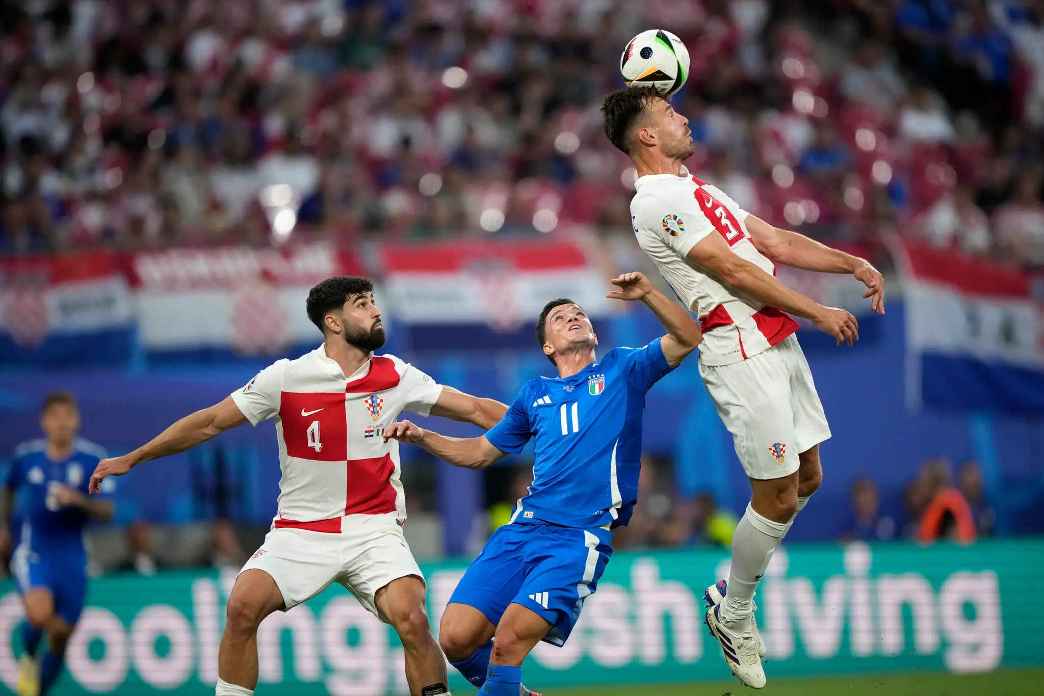 Sprava Chorvát Marin Pongračič, Talian Giacomo Raspadori a Chorvát Joško Gvardiol v zápase ME 2024.