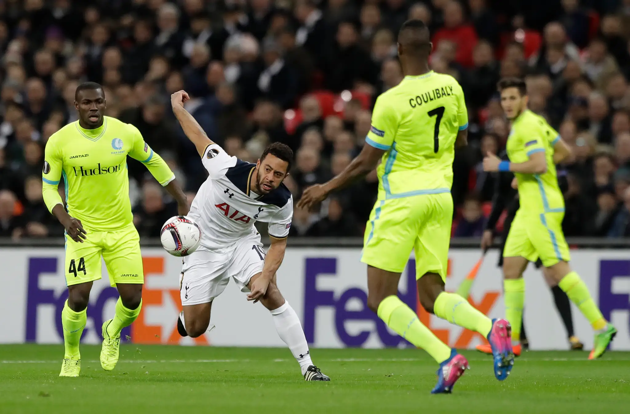 Anderson Esiti (vľavo) z Gentu bojuje o loptu s Moussa Dembélém z Tottenhamu v šestnásťfinále EL.