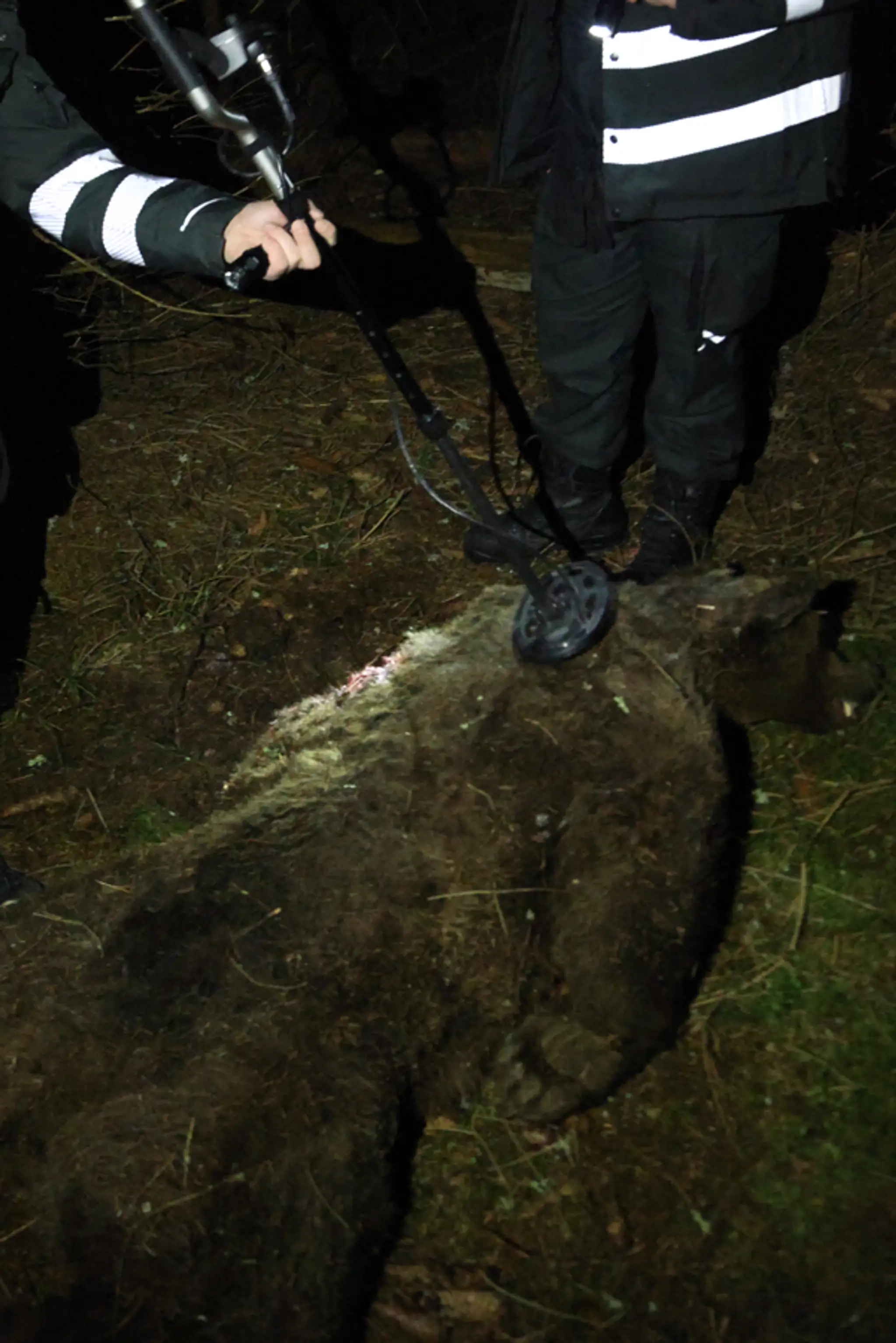 Príslušníci enviropolície a Správy TANAPU pri obhliadke nálezu.