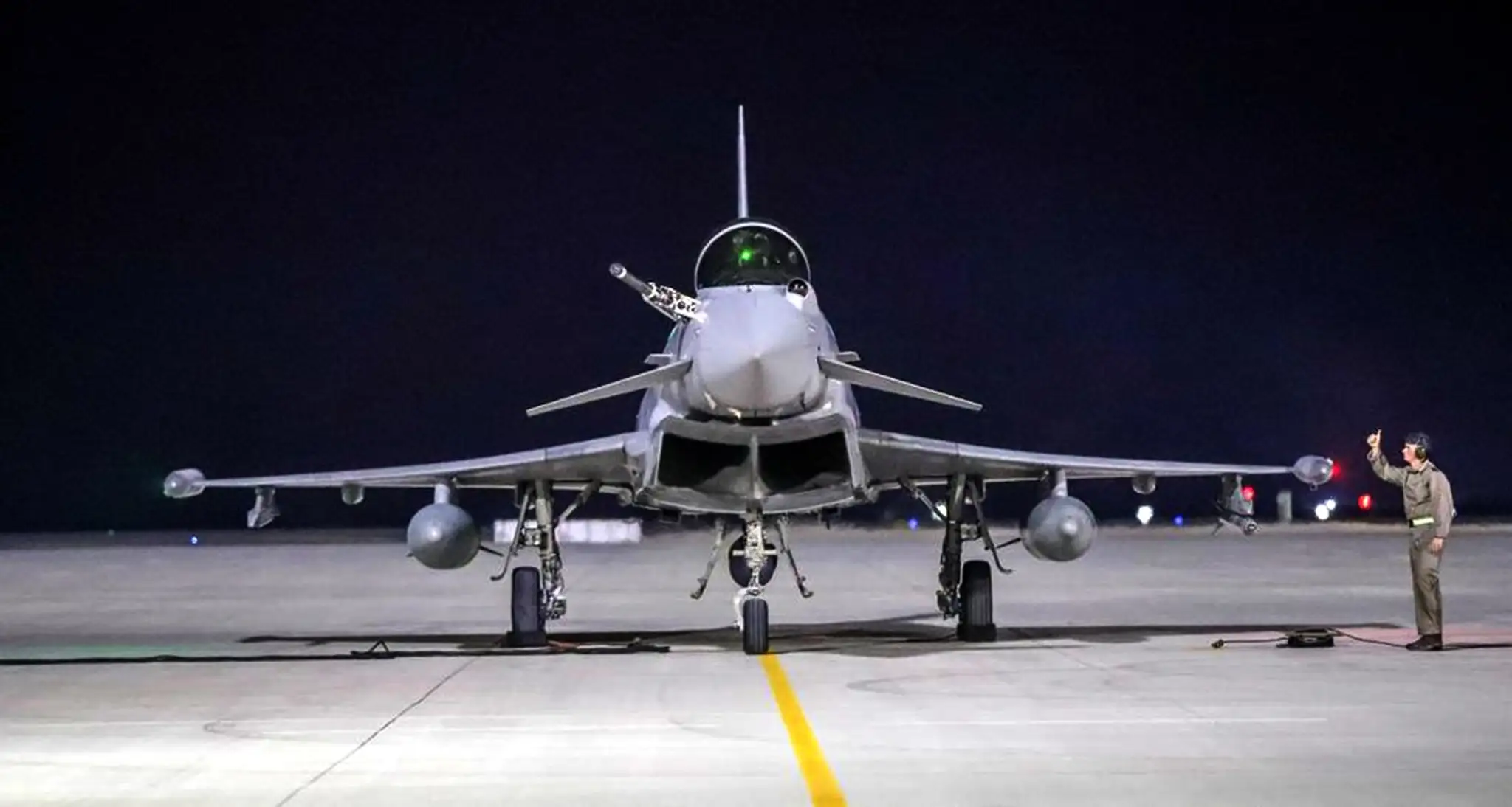 Na fotografii, ktorú zverejnila Katarská tlačová agentúra (QNA), je zachytené viacúčelové stíhacie lietadlo Eurofighter Typhoon.