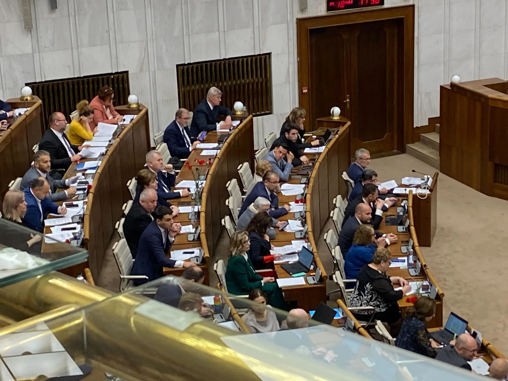 Matovič rozdával v pléne NRSR karafiáty.