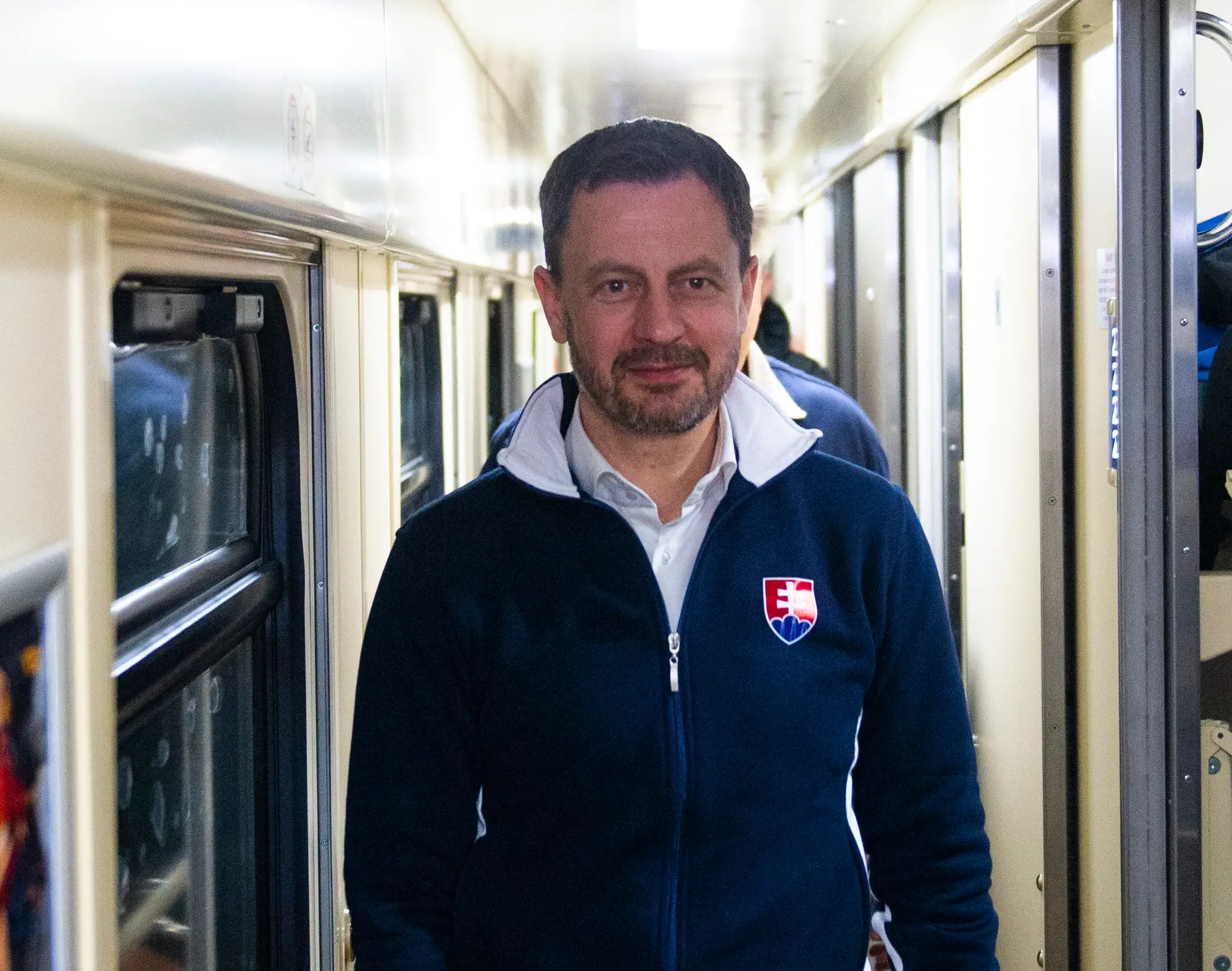 Na snímke dočasne poverený predseda vlády SR Eduard Heger počas cesty vlakom do Kyjeva.