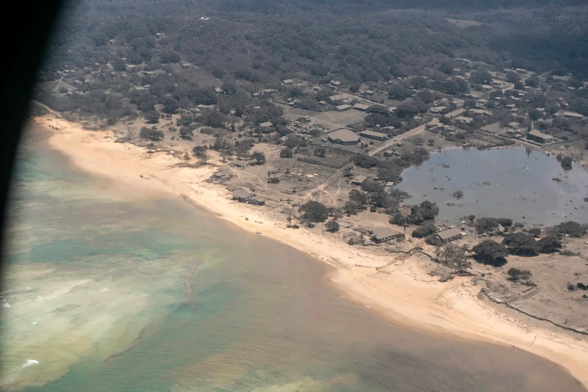 Letecké zábery deokumentujú škody spôsobené vlnou tsunami po výbuchu sopky Hunga Tonga.