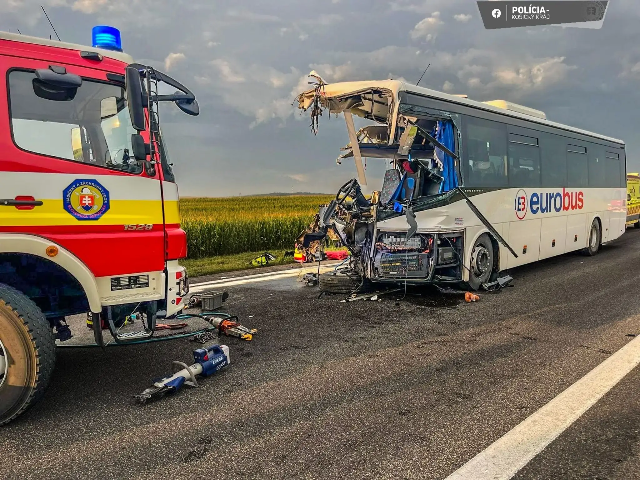 Na východe Slovenska sa zrazil autobus s kamiónom.