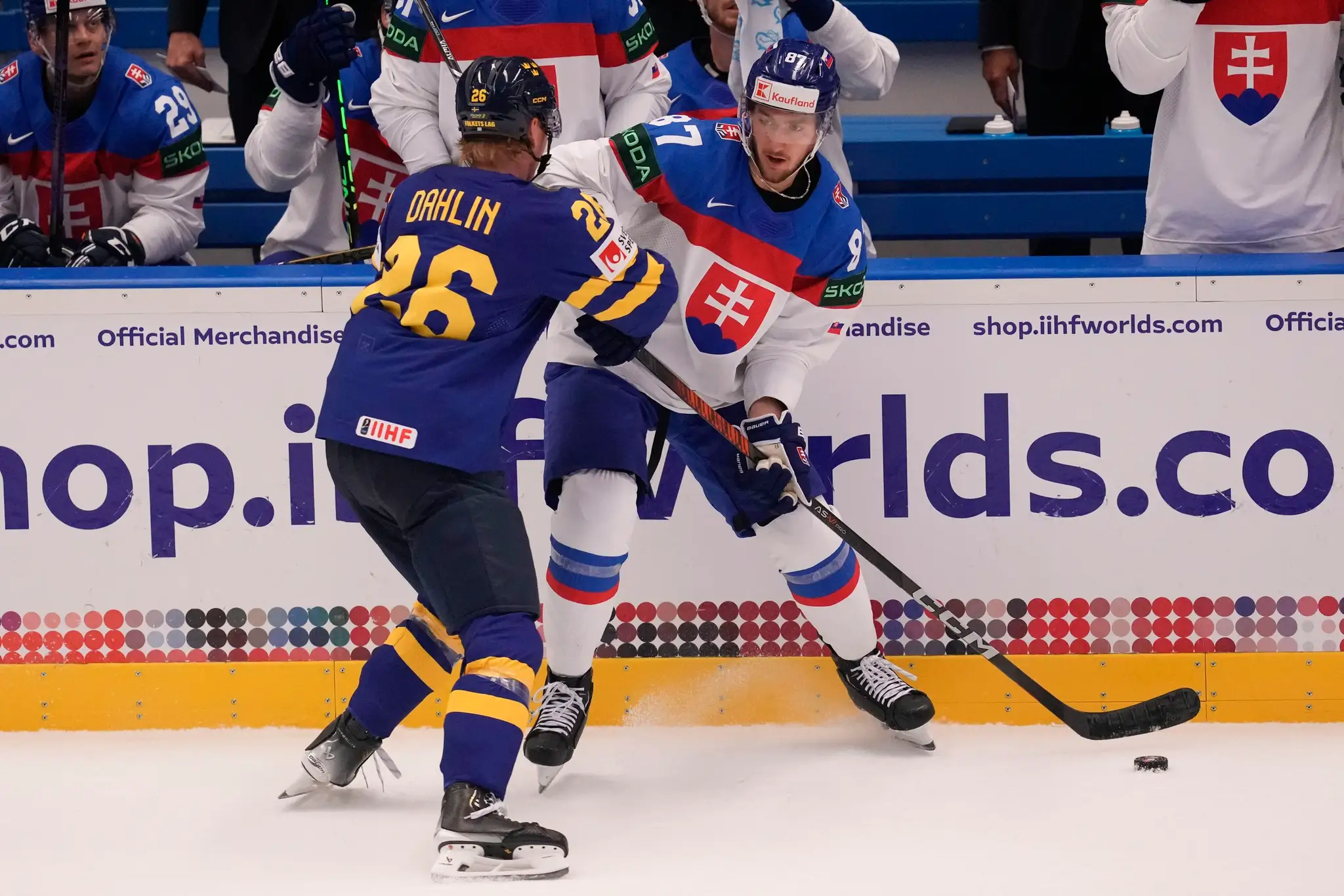 Zľava Švéd Rasmus Dahlin v súboji s Pavlom Regendom na MS 2024.