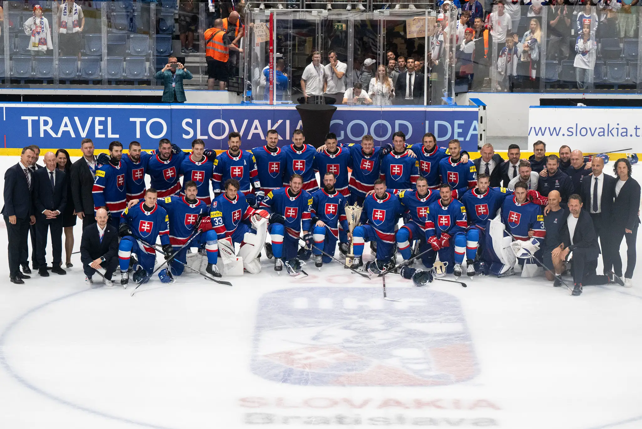 Na snímke slovenský hokejový tím pózuje s trofejou po víťazstve.