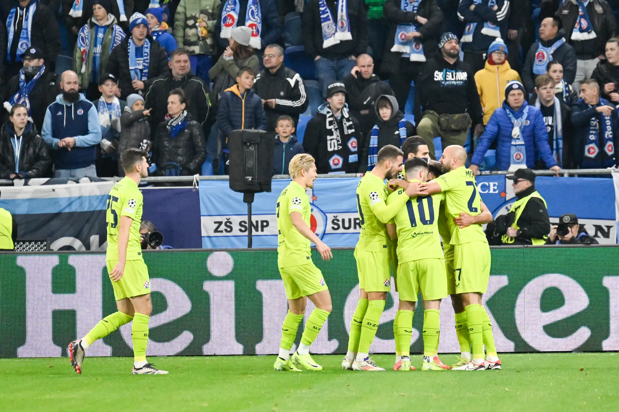 Na snímke futbalisti Dinama Záhreb sa tešia z gólu.