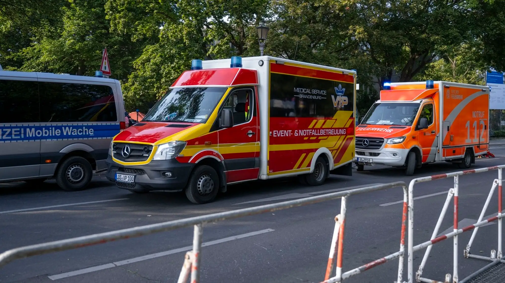 Ambulancie a polícia v Nemecku.